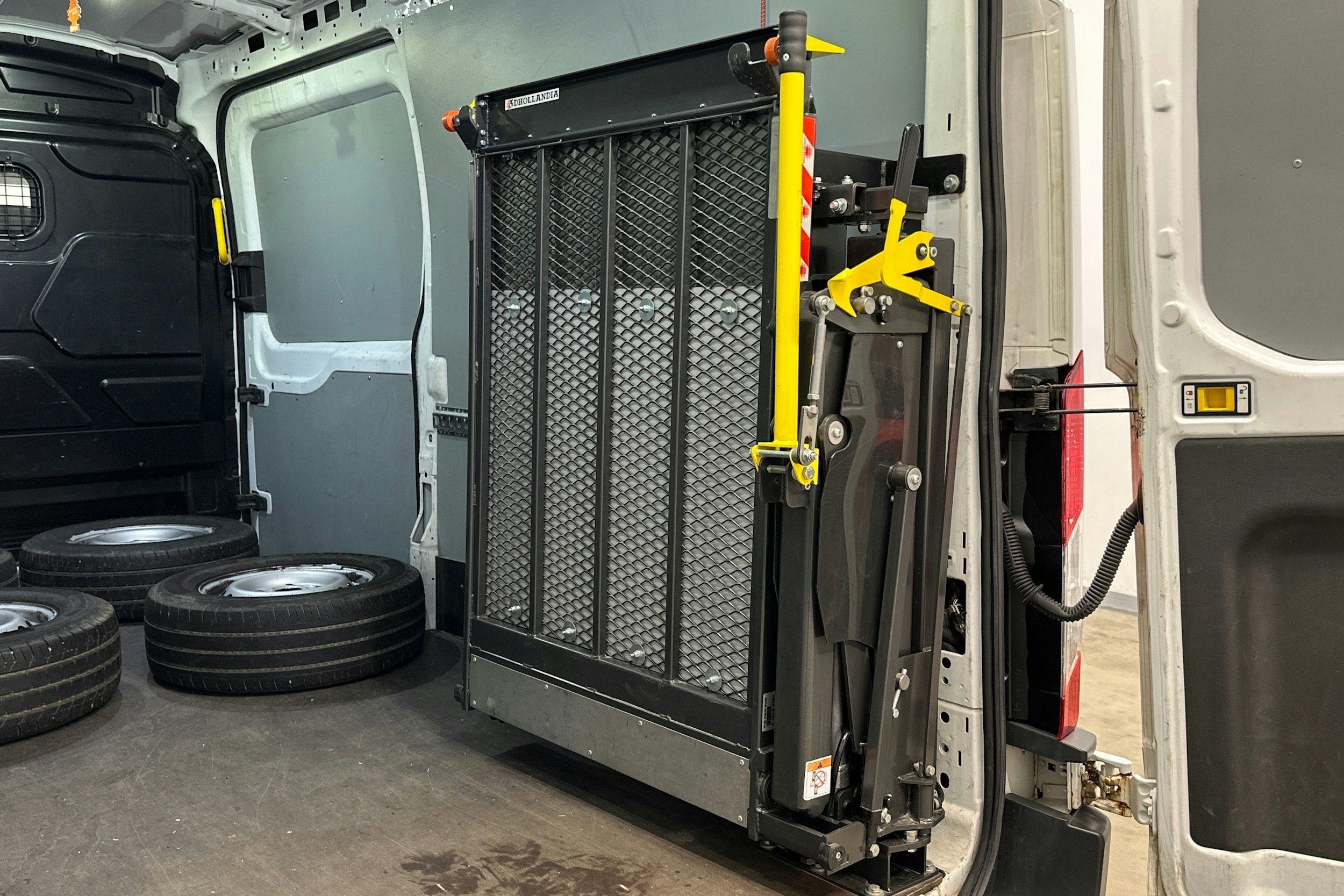 valkoinen Ford Transit 2018 kuva 13.