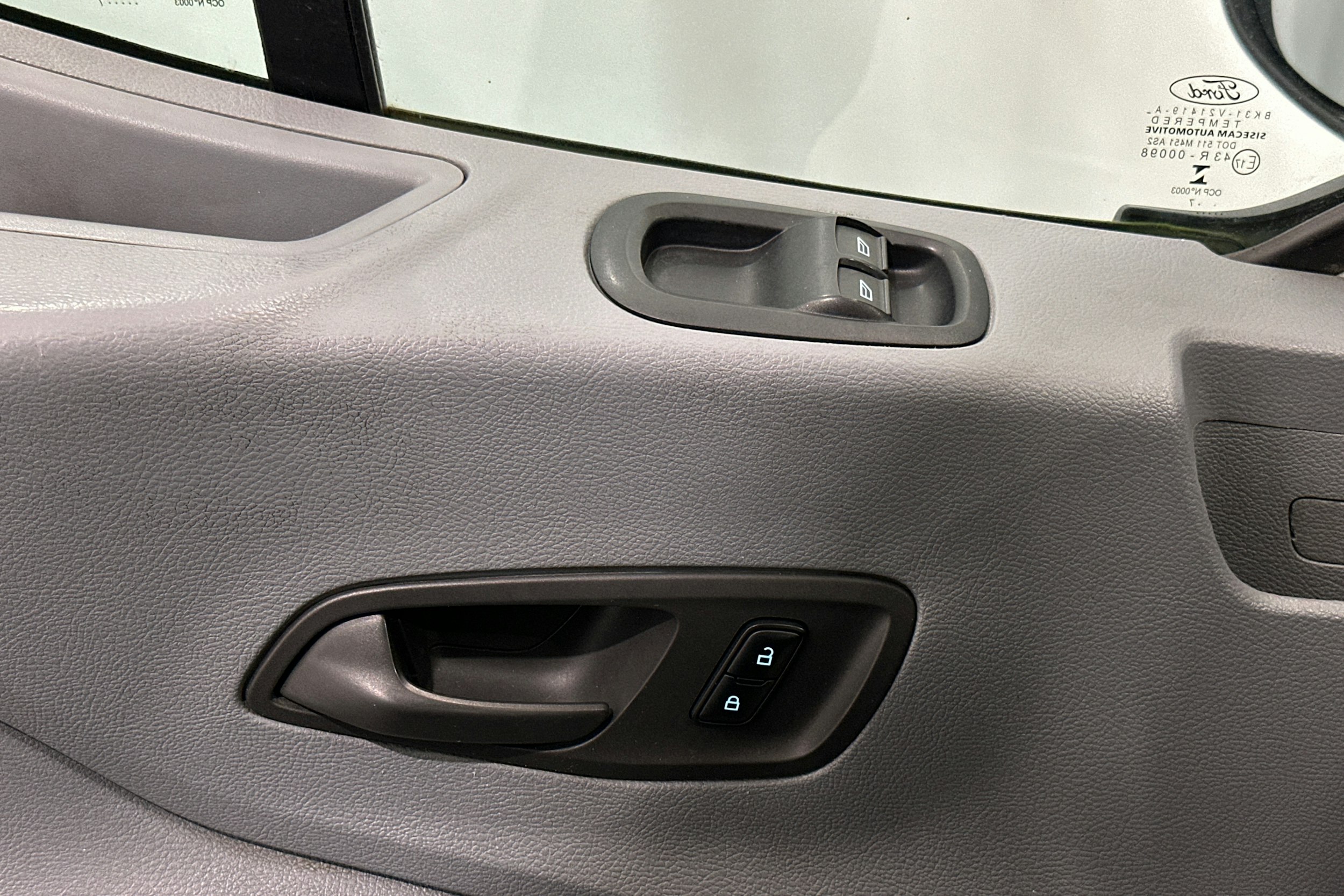 valkoinen Ford Transit 2018 kuva 14.