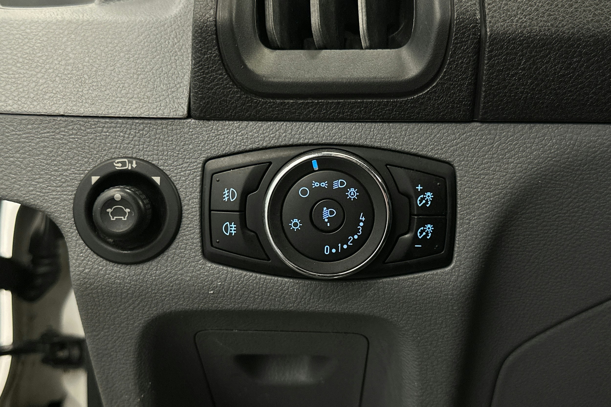 valkoinen Ford Transit 2018 kuva 15.