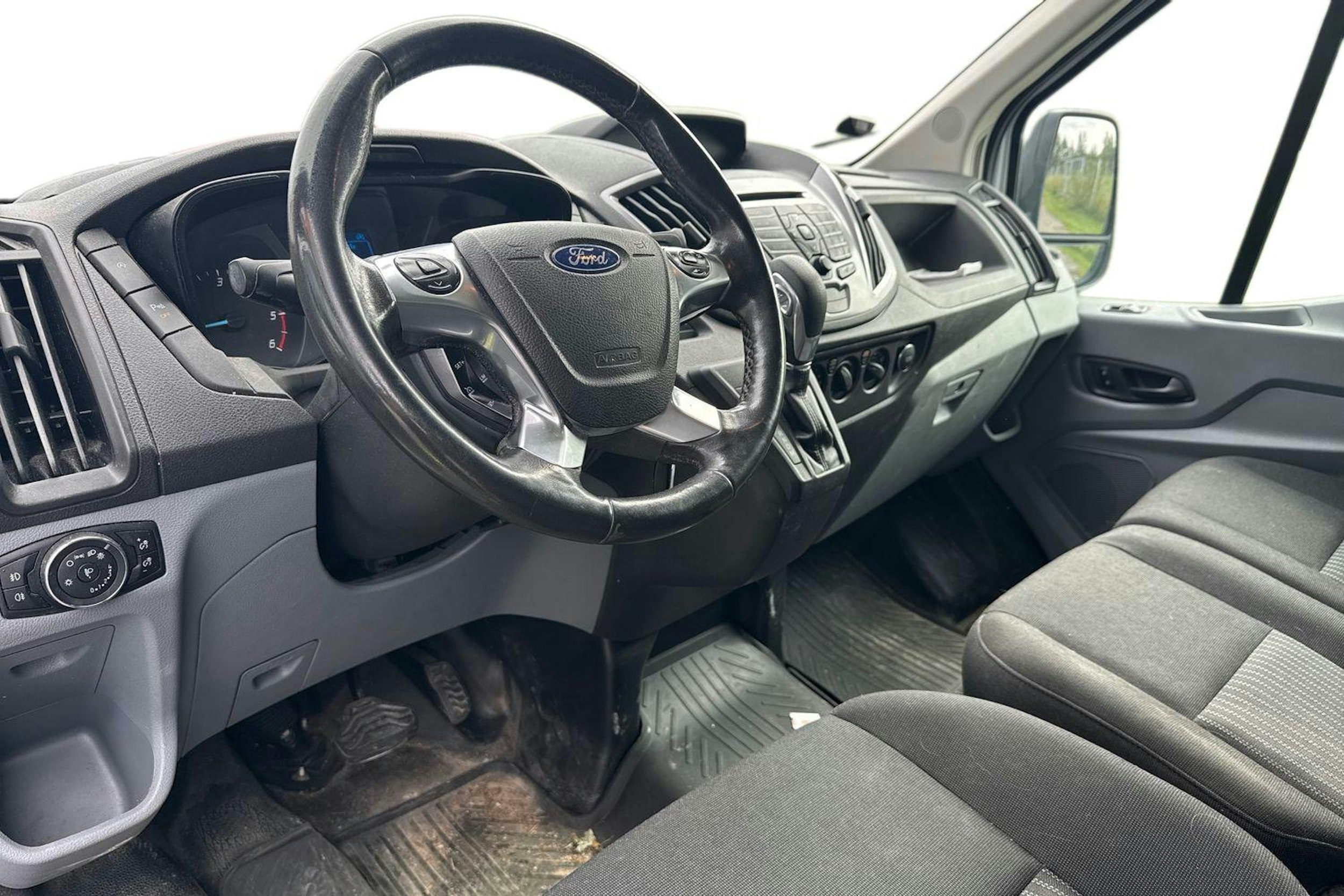 valkoinen Ford Transit 2018 kuva 3.