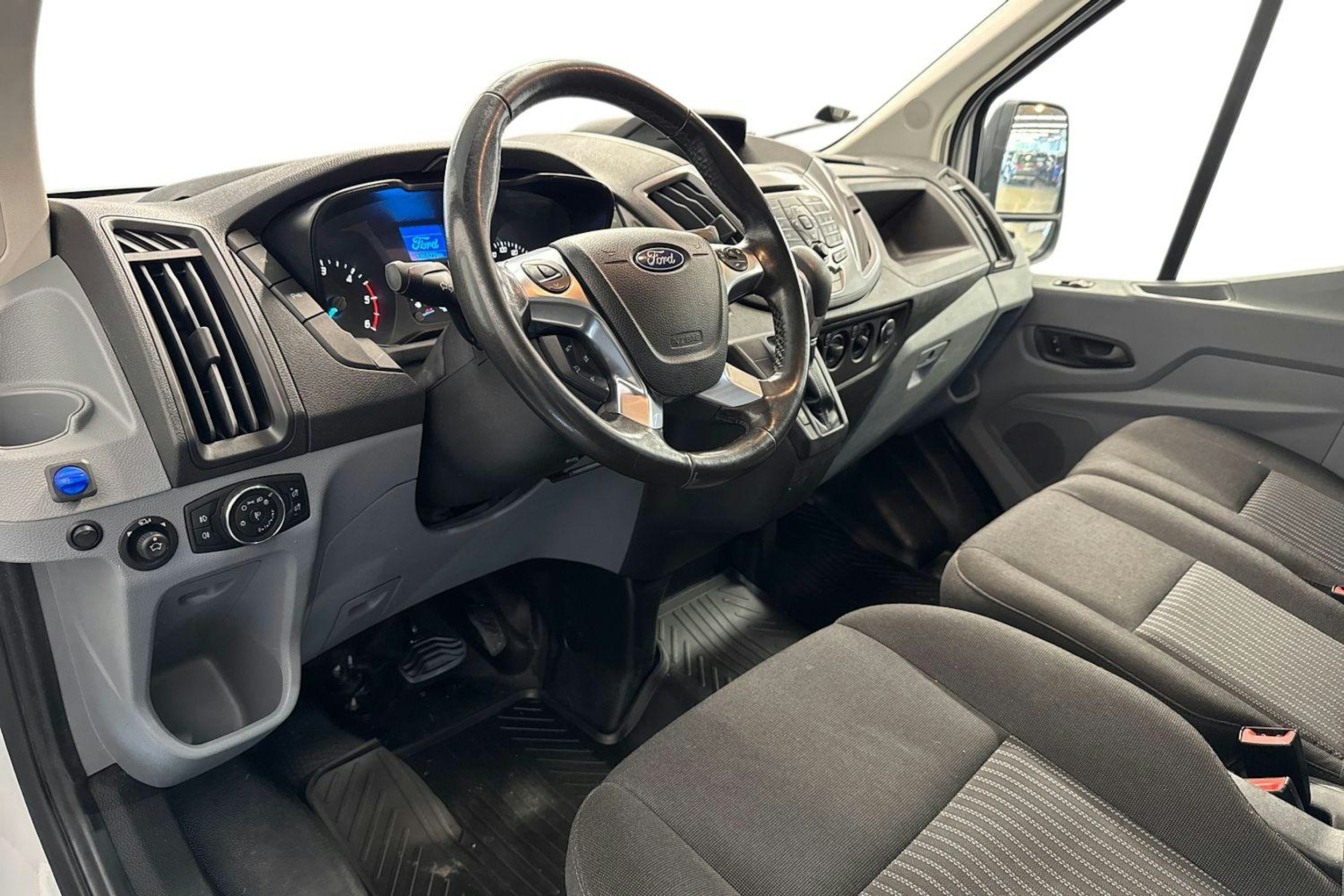 valkoinen Ford Transit 2018 kuva 7.