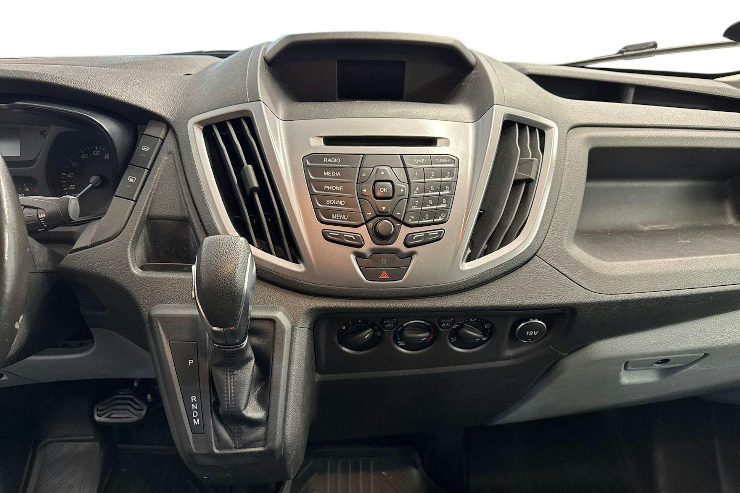 valkoinen Ford Transit 2018 kuva 9.