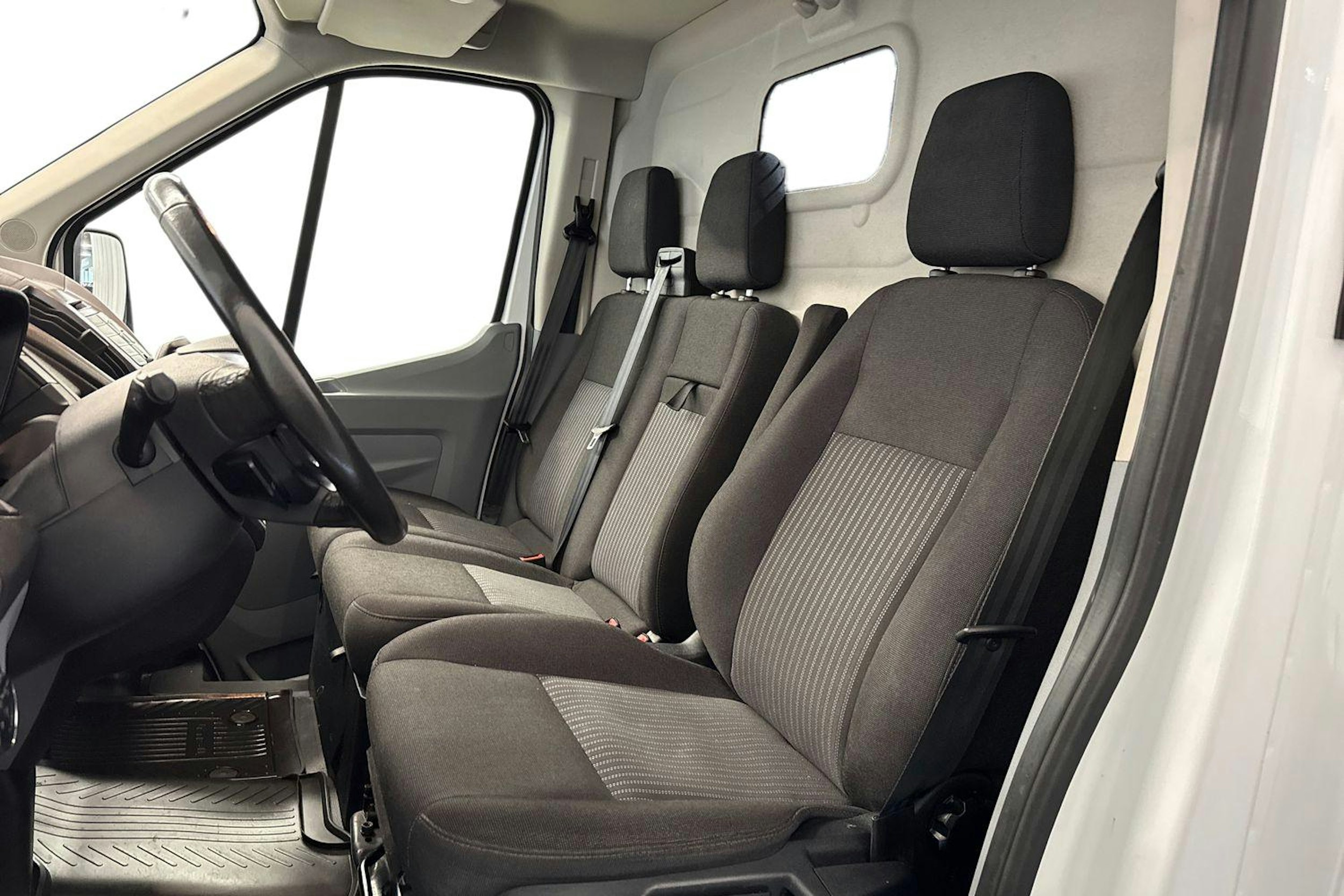 valkoinen Ford Transit 2018 kuva 10.