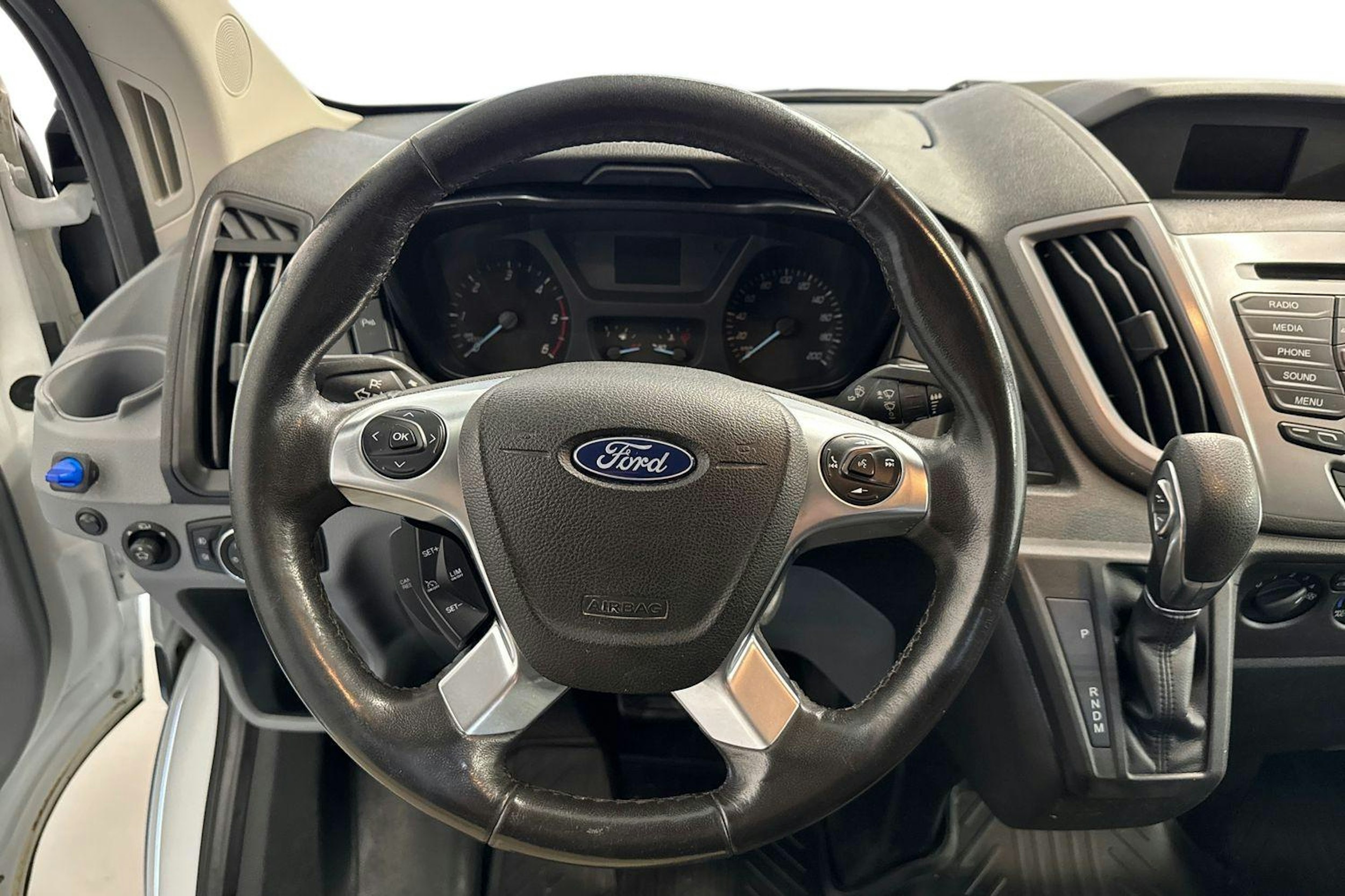 valkoinen Ford Transit 2018 kuva 11.