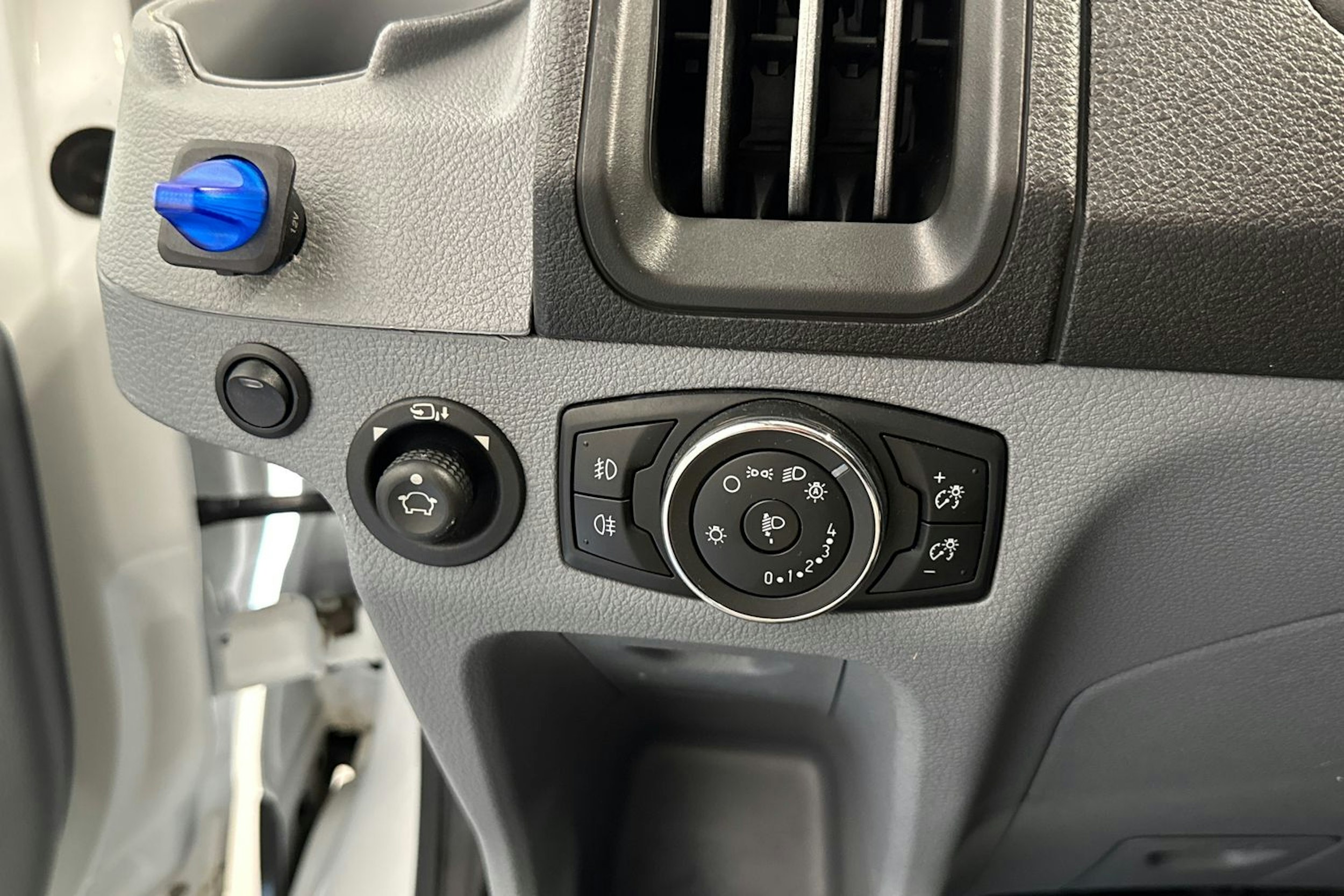 valkoinen Ford Transit 2018 kuva 14.