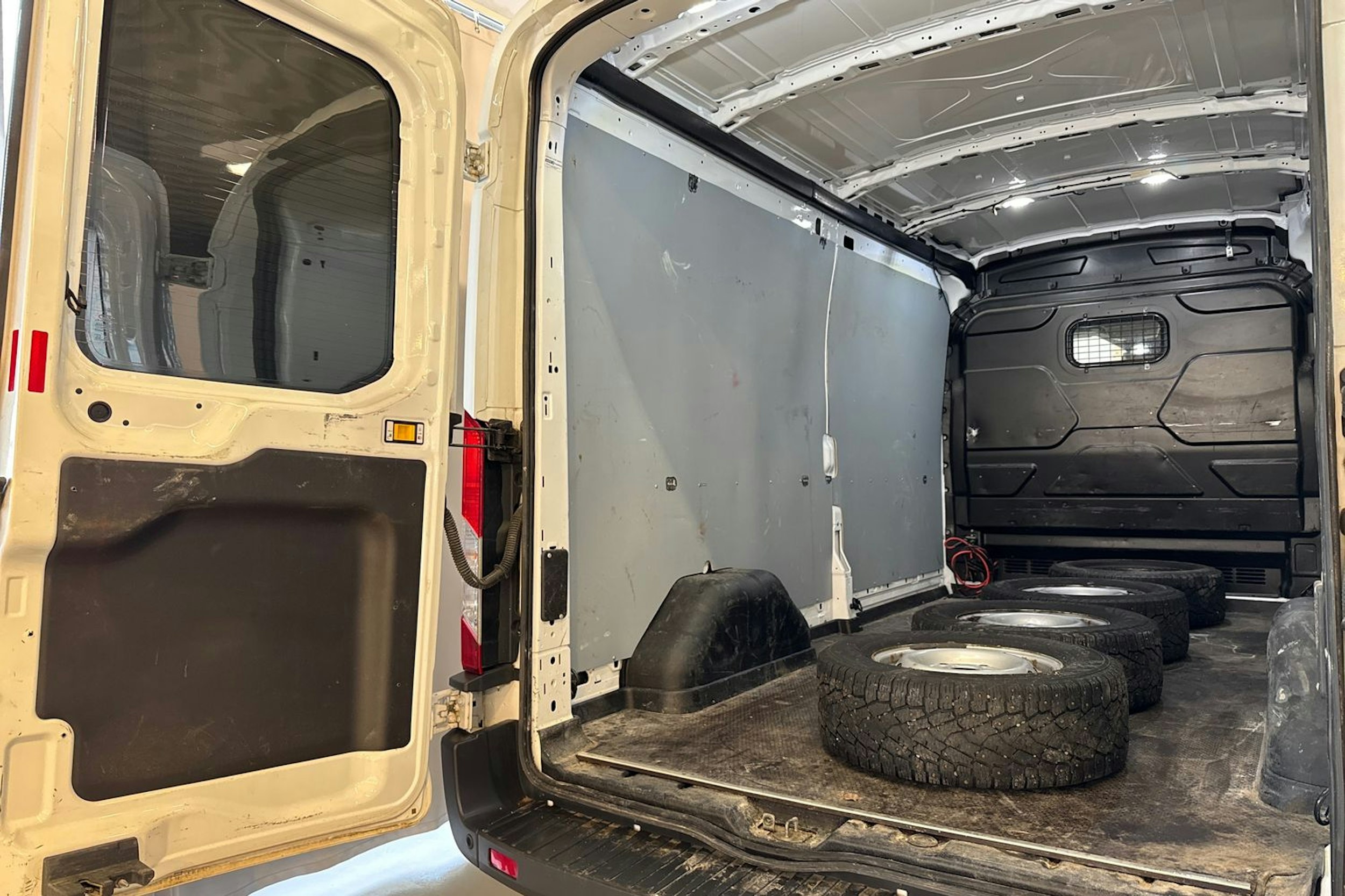 valkoinen Ford Transit 2018 kuva 17.