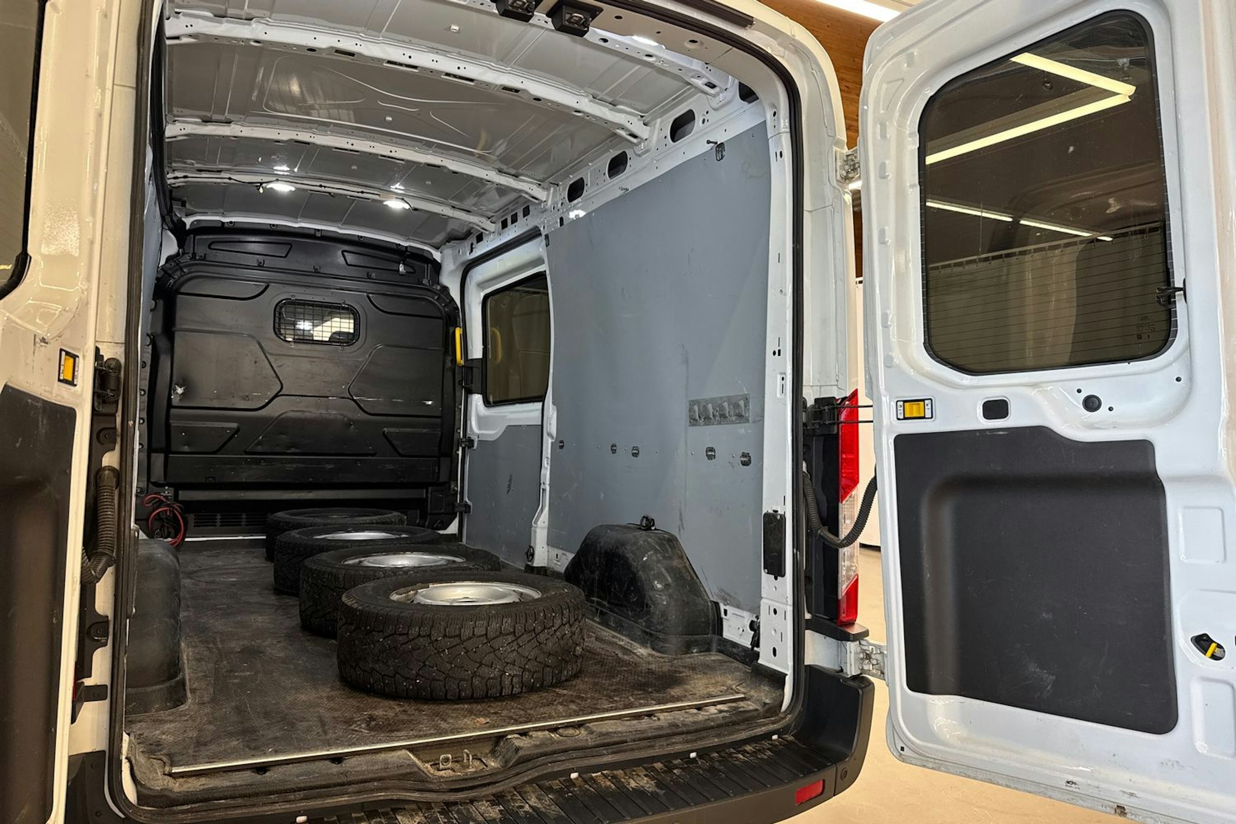 valkoinen Ford Transit 2018 kuva 18.