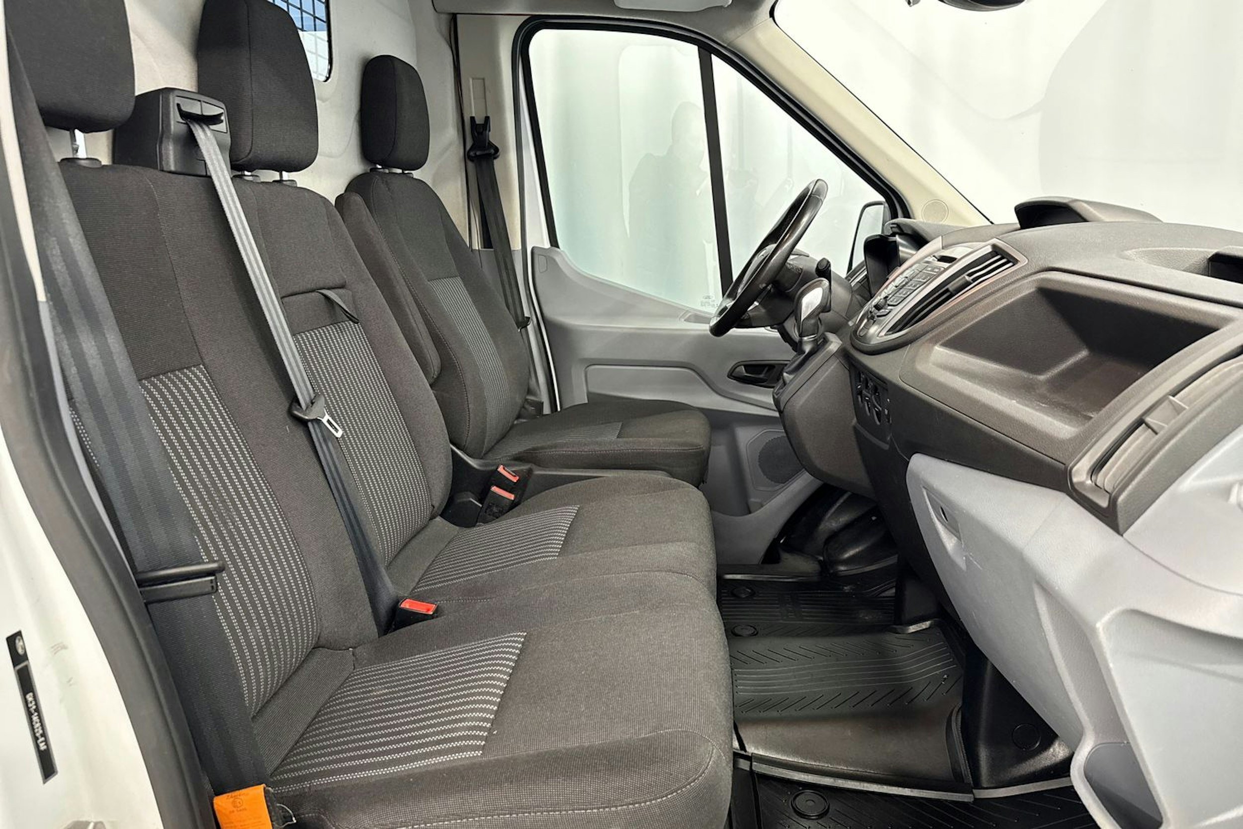 valkoinen Ford Transit 2018 kuva 19.