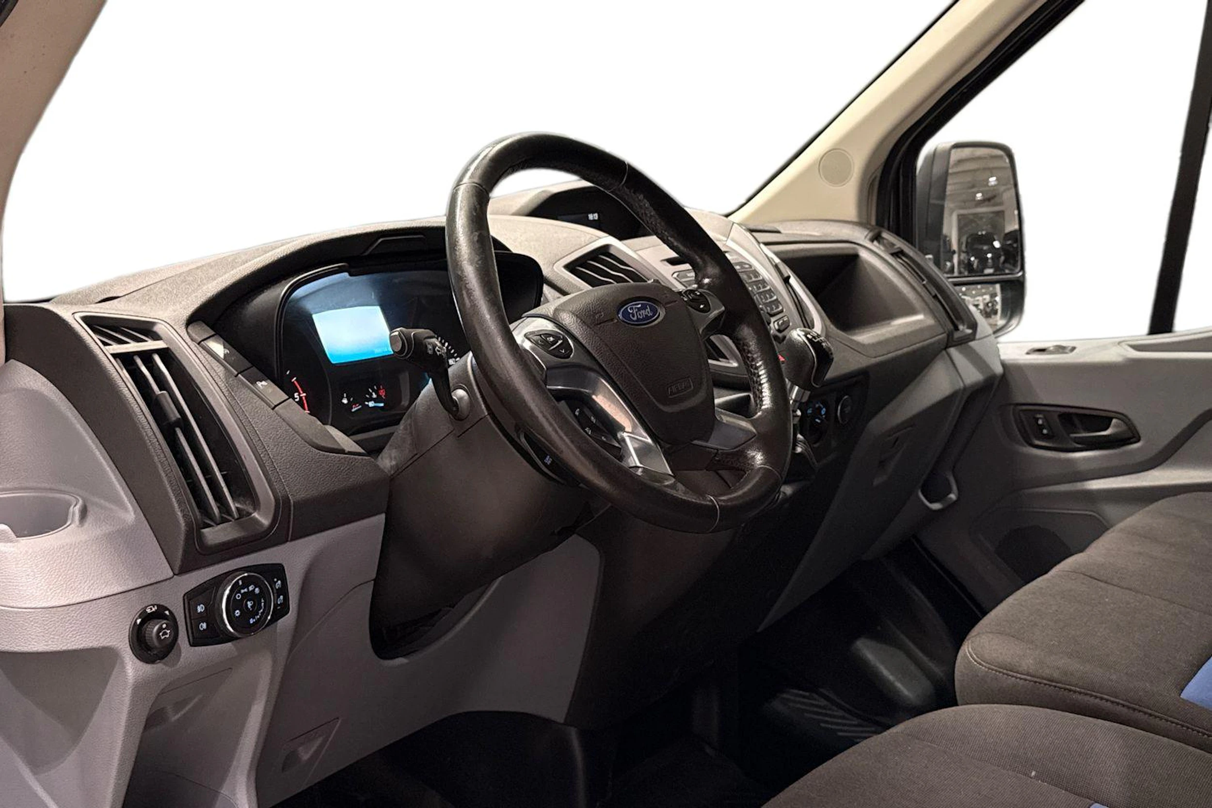 harmaa Ford Transit 2018 kuva 8.
