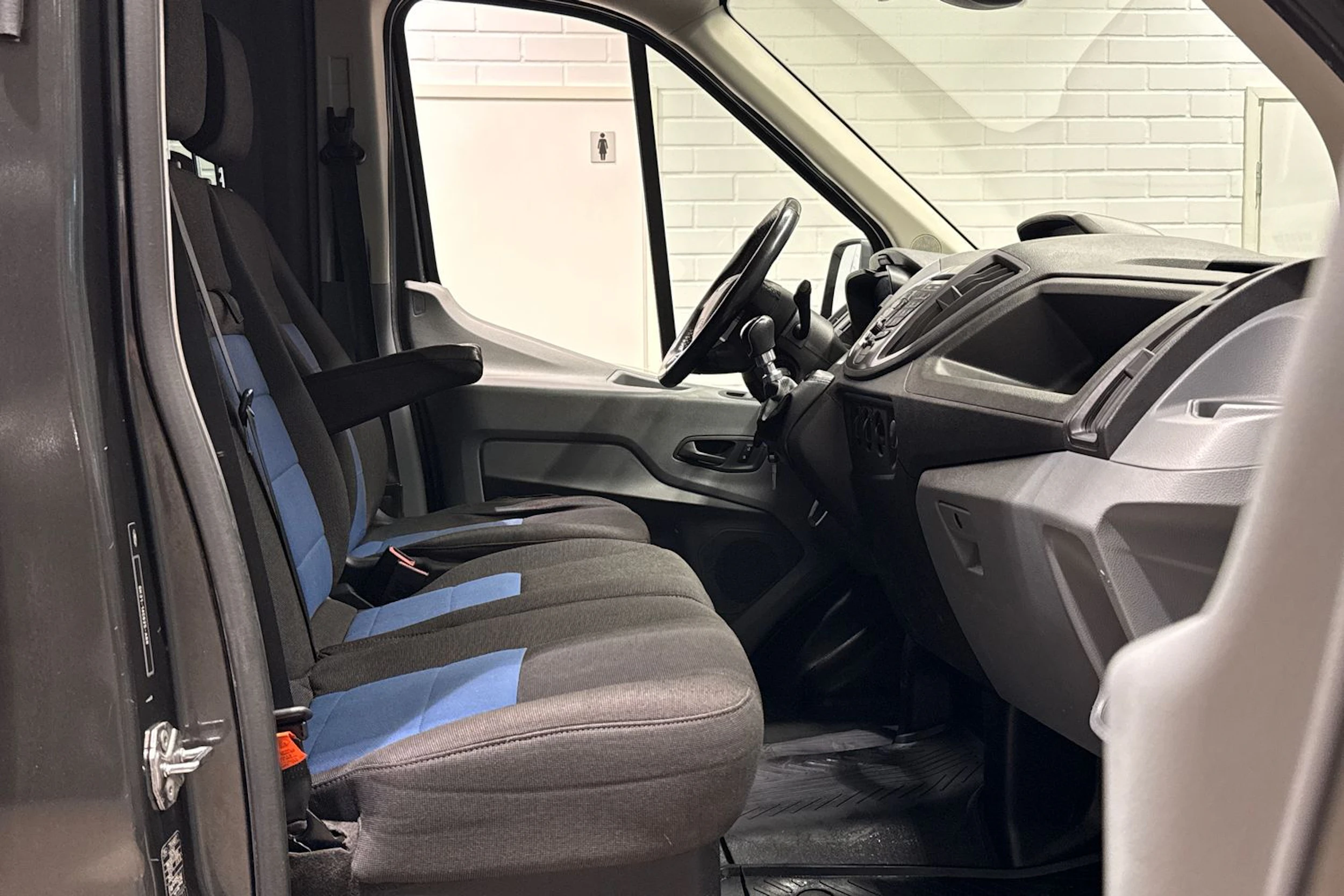 harmaa Ford Transit 2018 kuva 13.