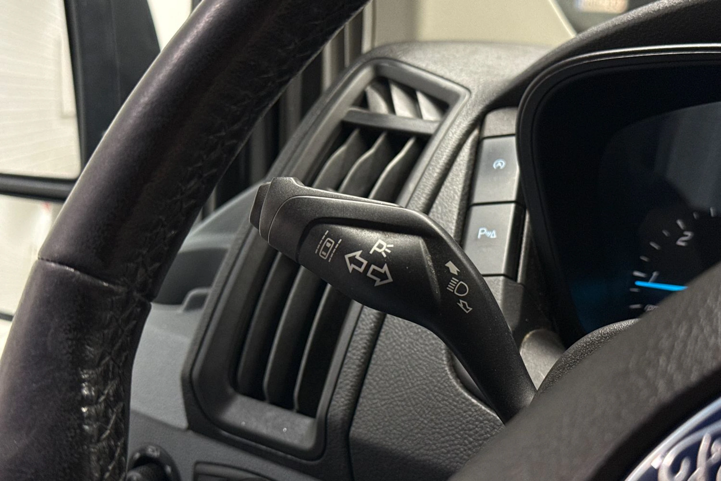 harmaa Ford Transit 2018 kuva 27.