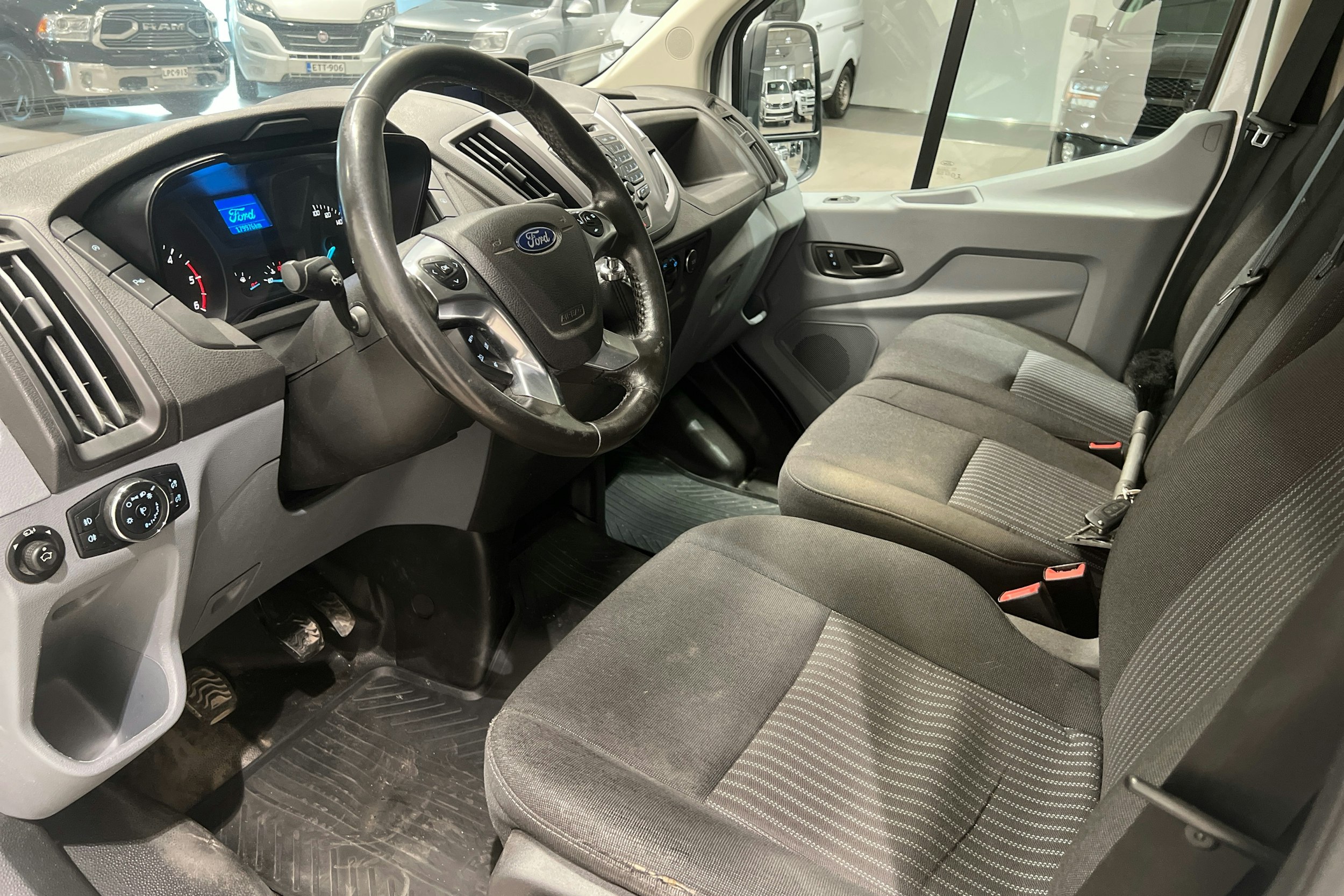 valkoinen Ford Transit 2018 kuva 6.