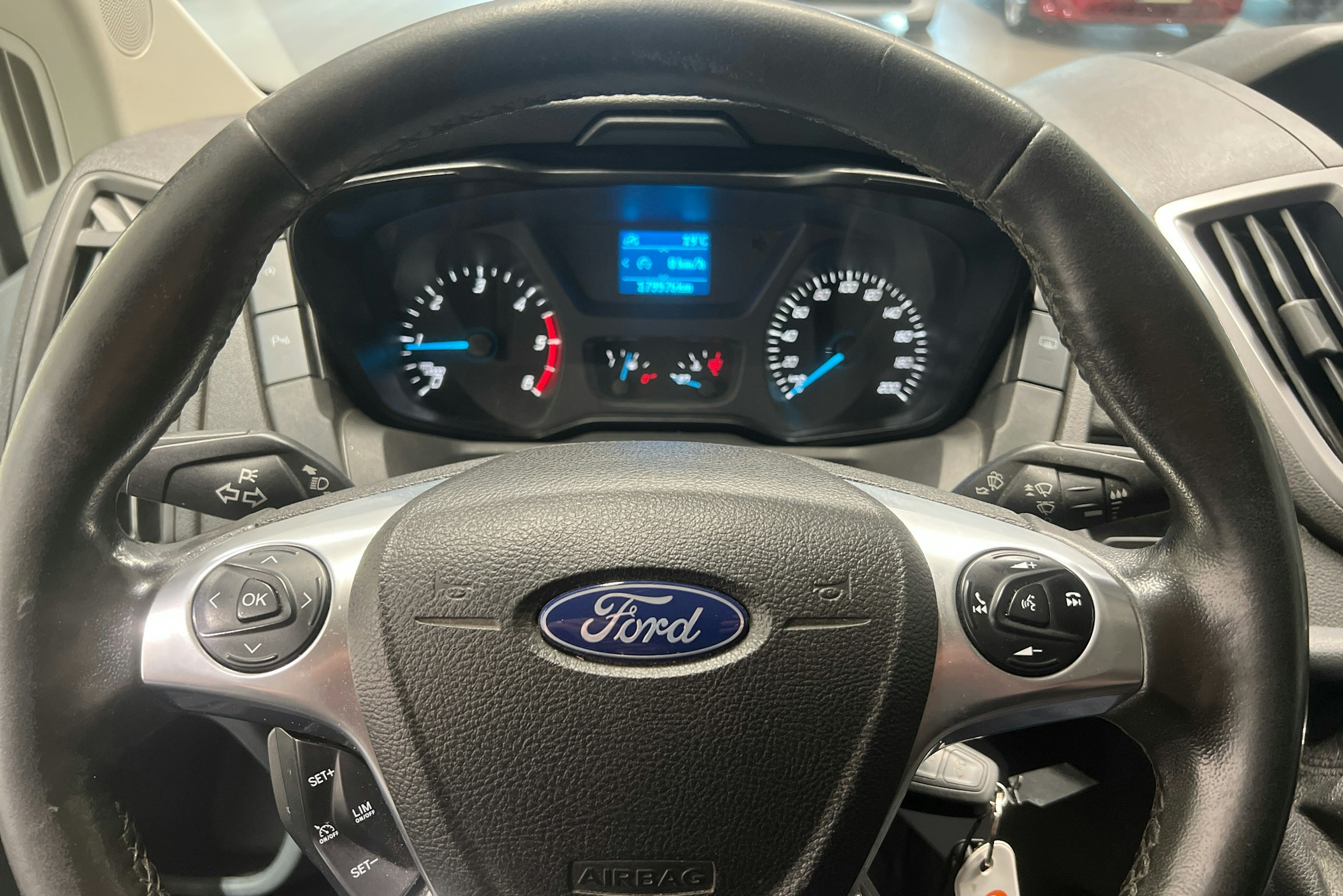 valkoinen Ford Transit 2018 kuva 8.