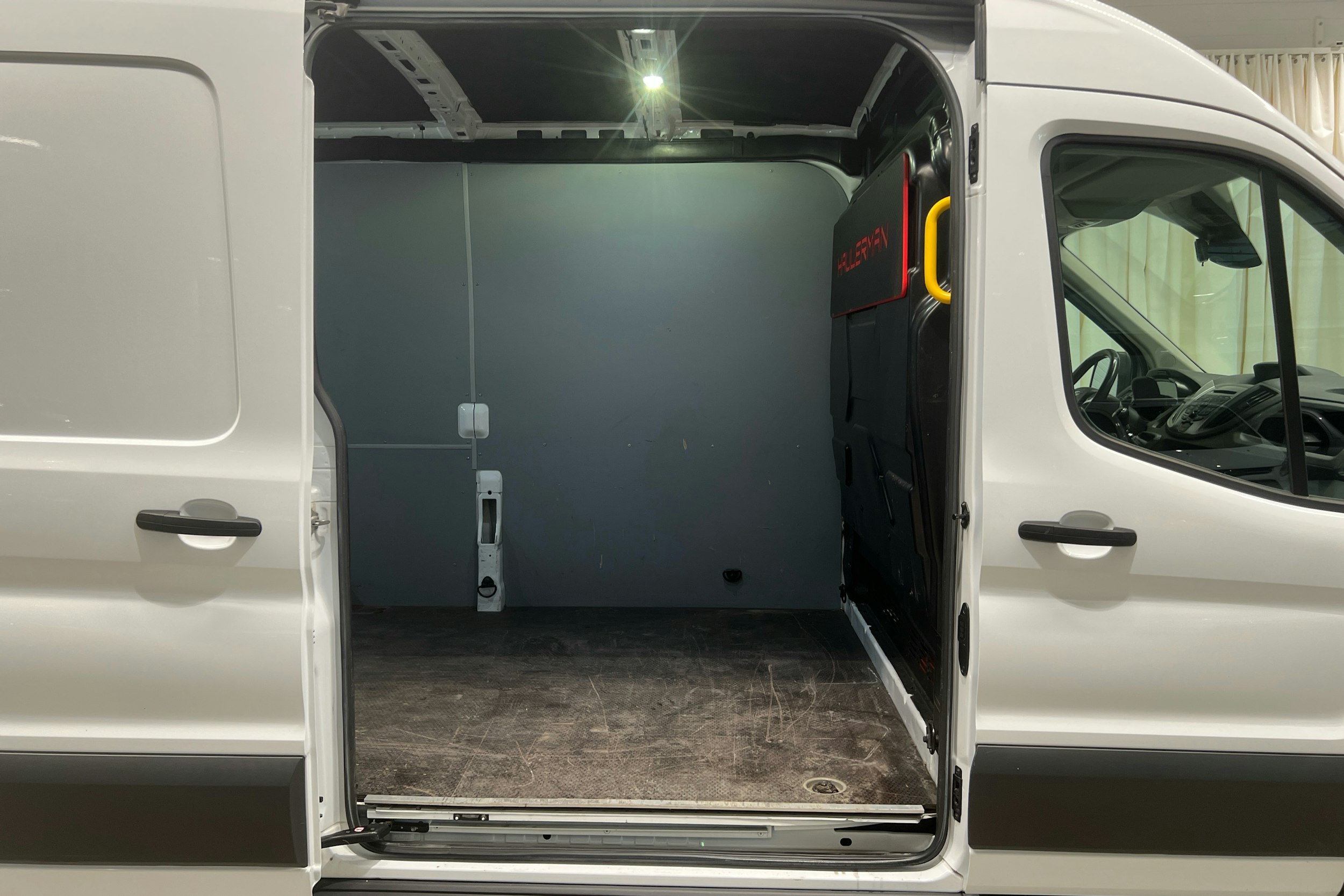 valkoinen Ford Transit 2018 kuva 12.