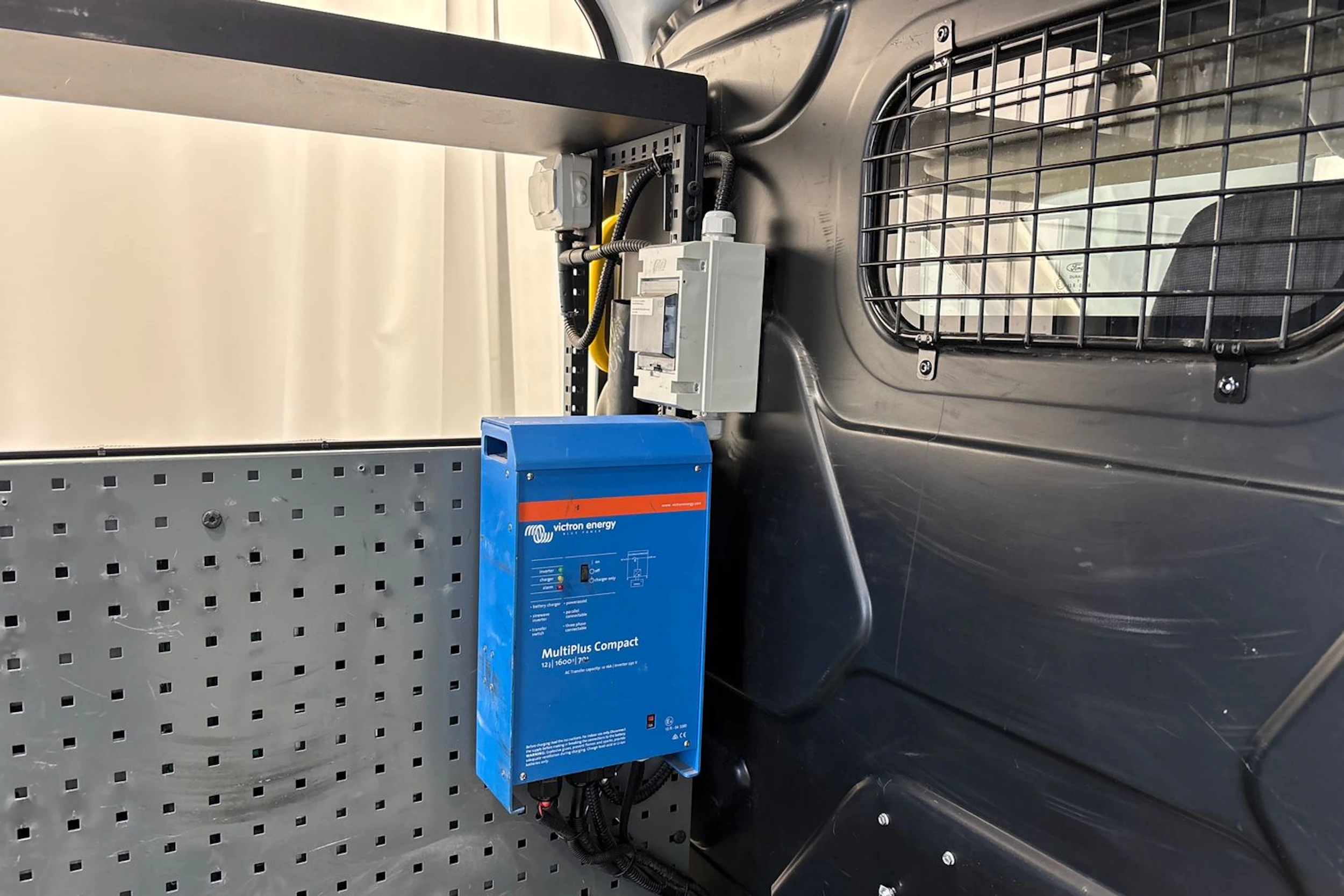 valkoinen Ford Transit 2018 kuva 4.