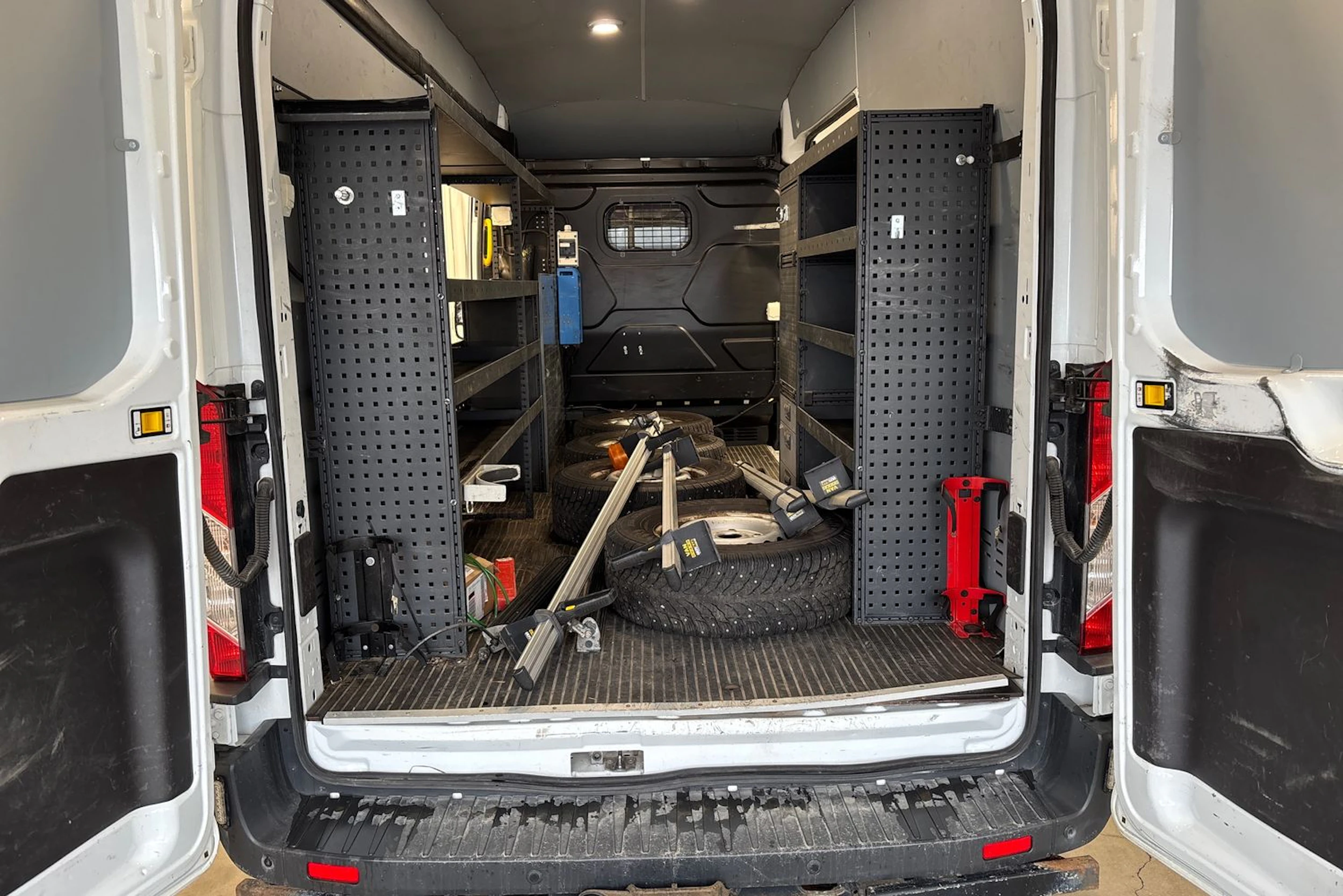 valkoinen Ford Transit 2018 kuva 6.