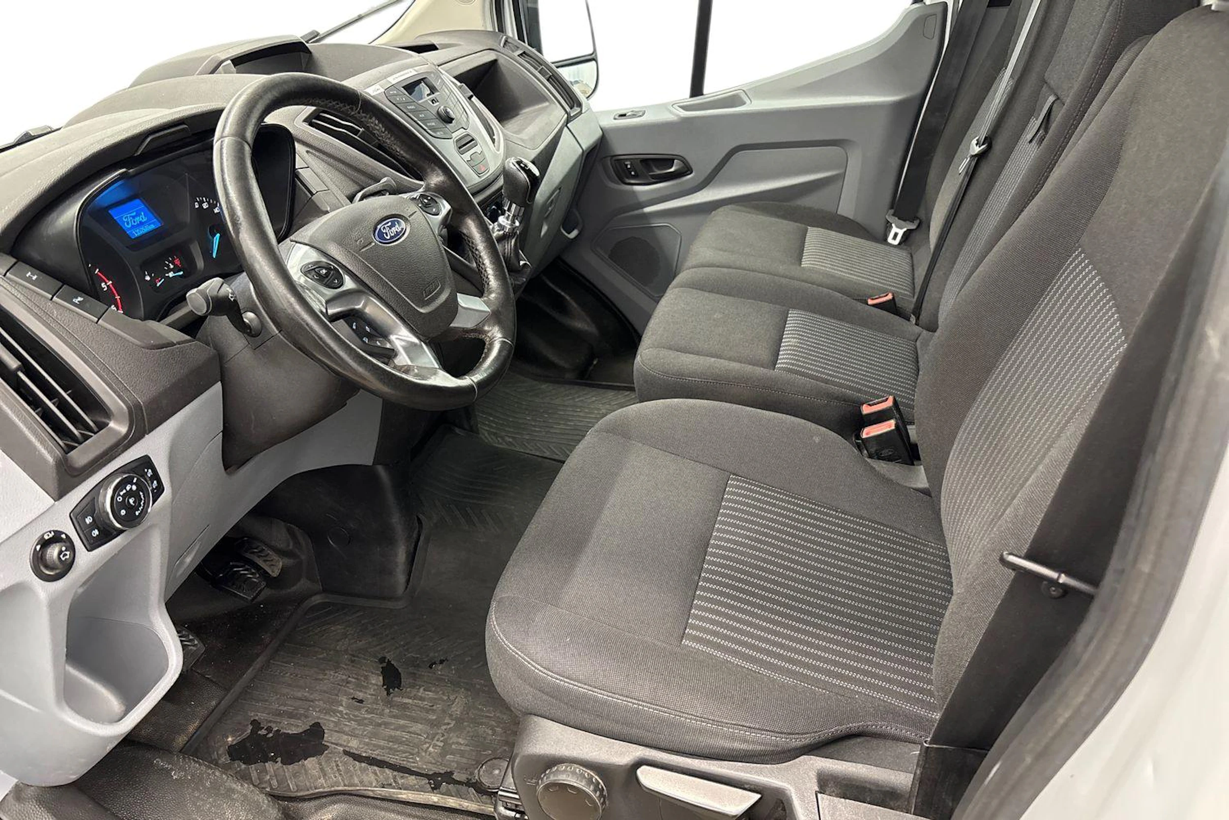 valkoinen Ford Transit 2018 kuva 8.