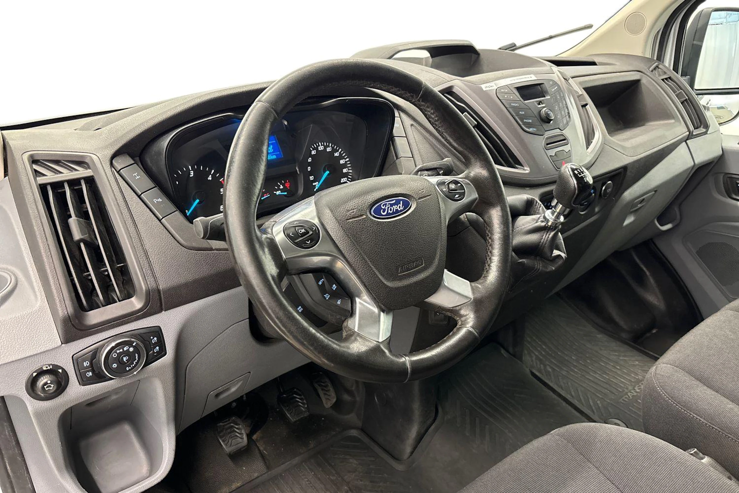 valkoinen Ford Transit 2018 kuva 9.