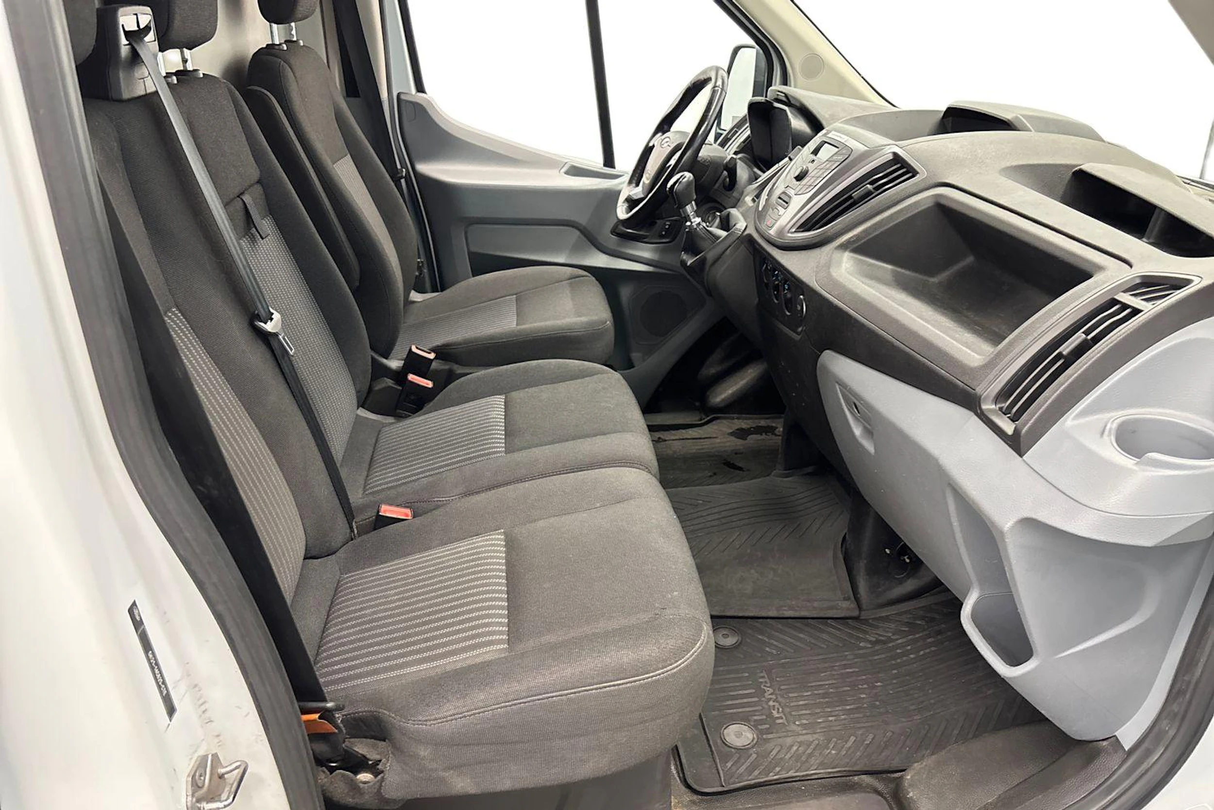 valkoinen Ford Transit 2018 kuva 11.