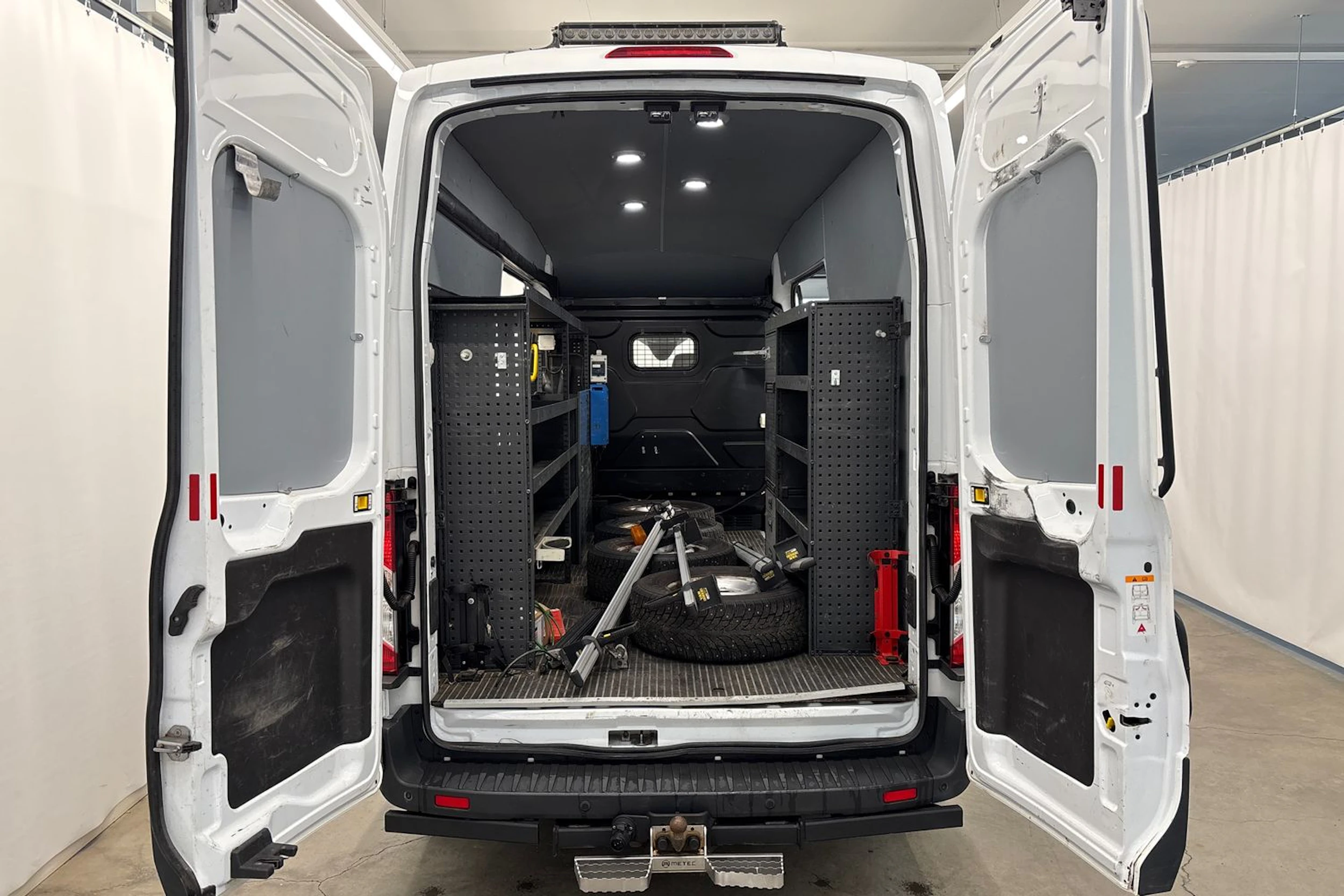 valkoinen Ford Transit 2018 kuva 18.