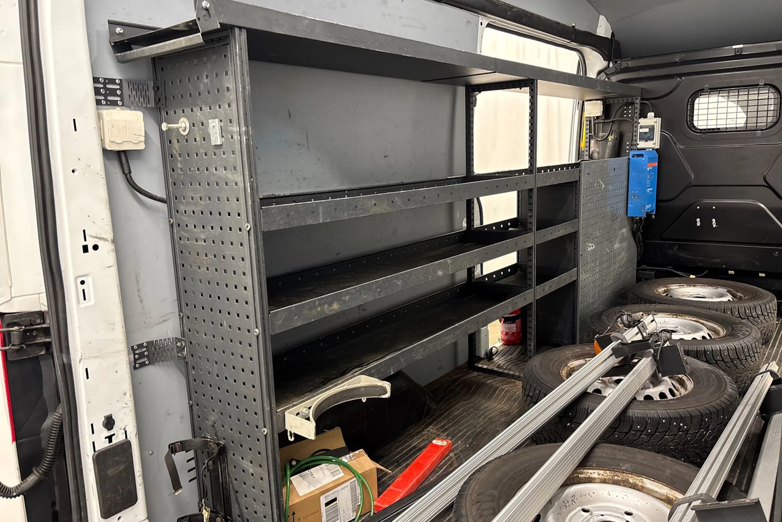 valkoinen Ford Transit 2018 kuva 19.