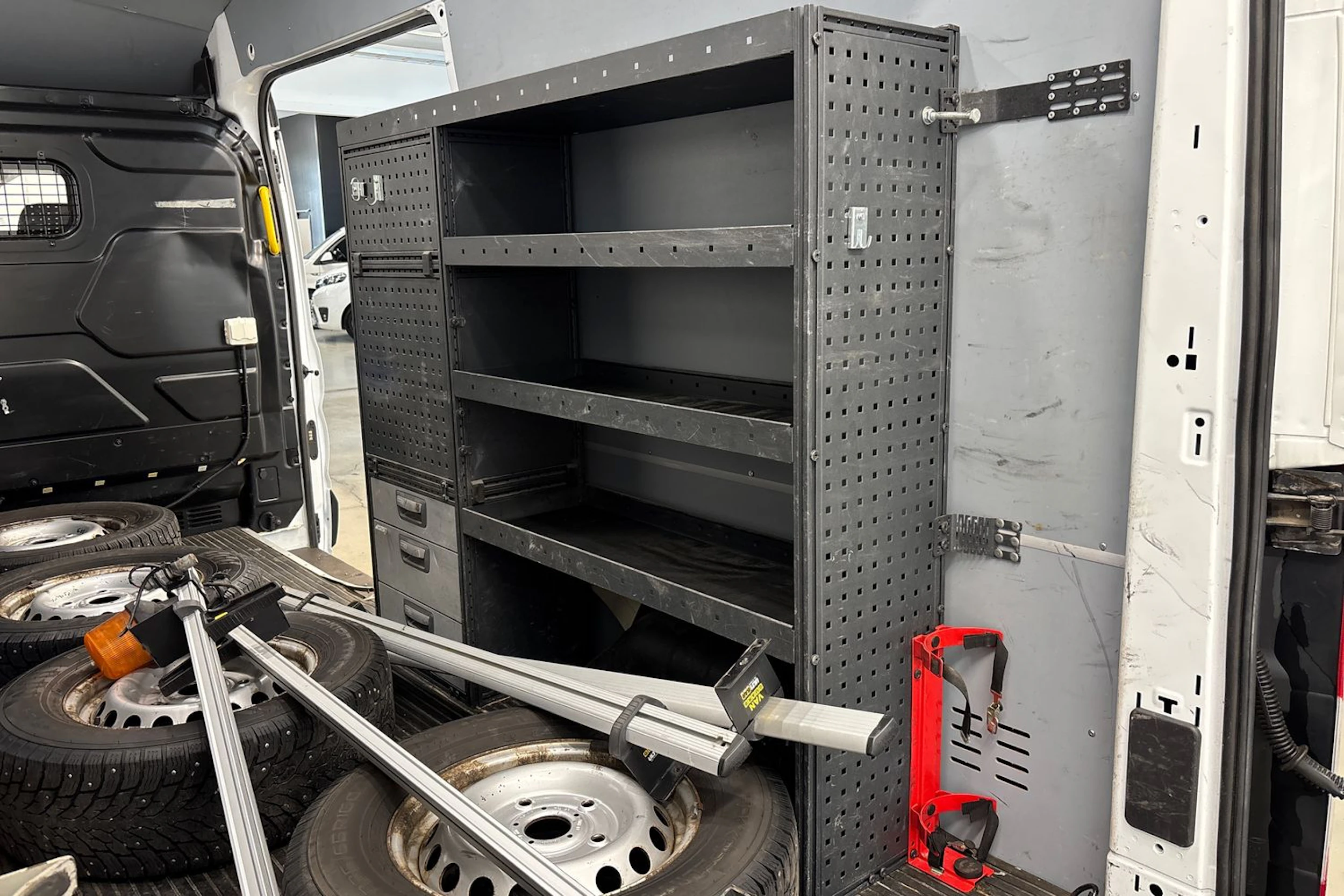 valkoinen Ford Transit 2018 kuva 20.