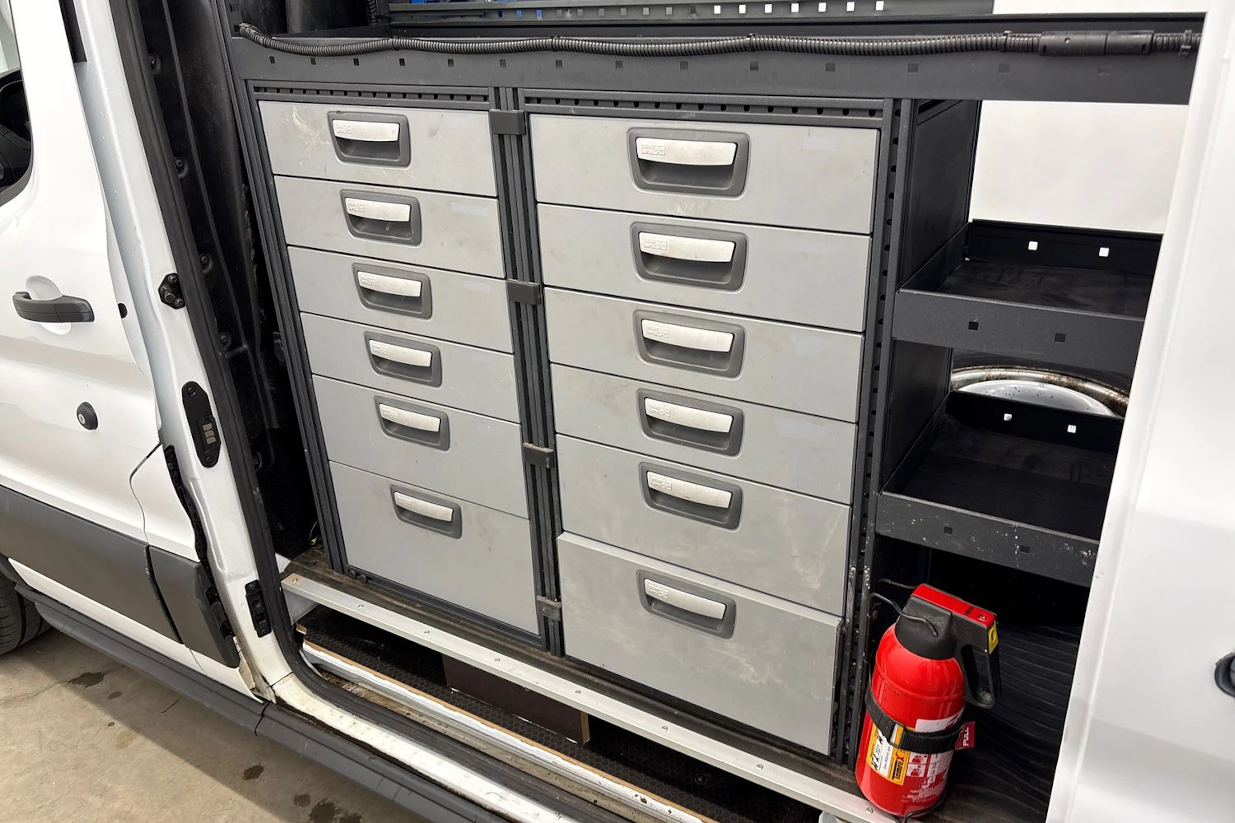 valkoinen Ford Transit 2018 kuva 21.