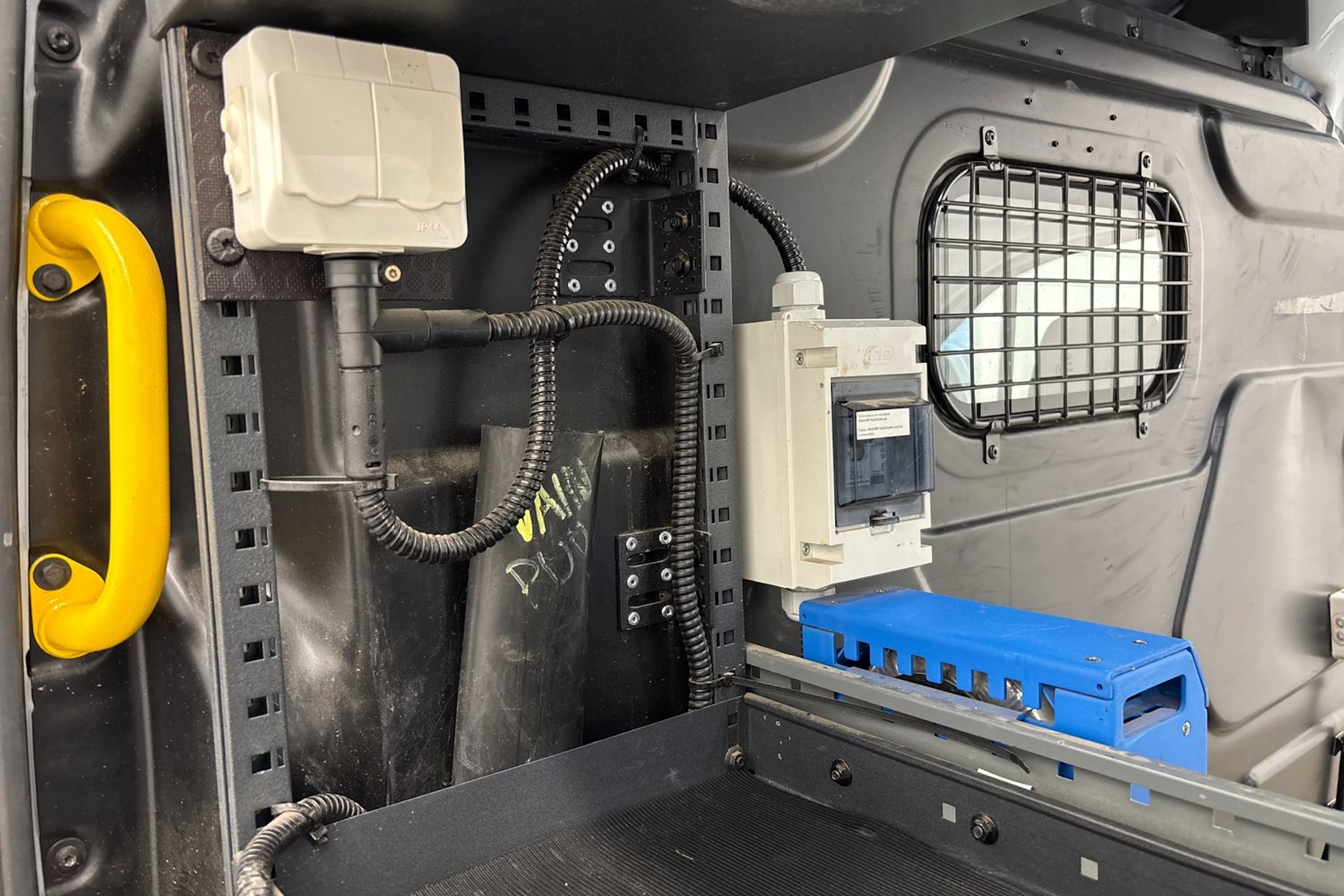 valkoinen Ford Transit 2018 kuva 22.