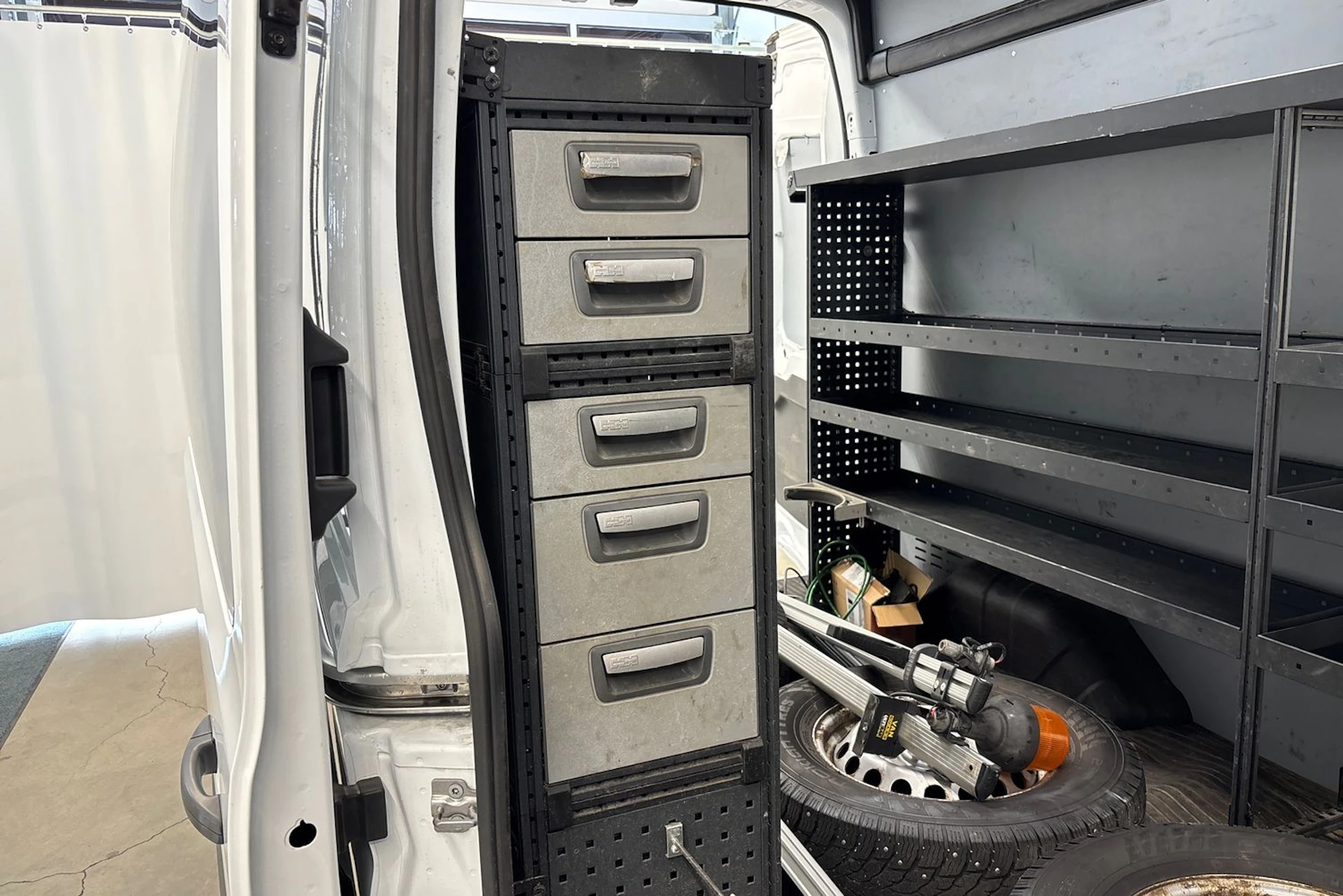 valkoinen Ford Transit 2018 kuva 25.