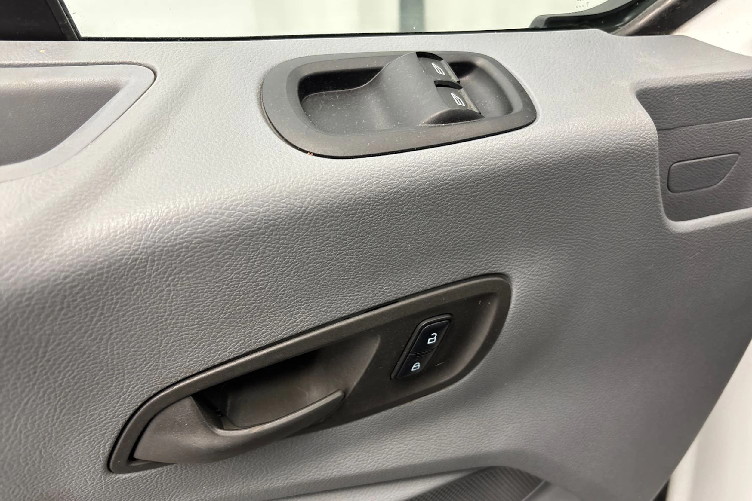 valkoinen Ford Transit 2018 kuva 28.