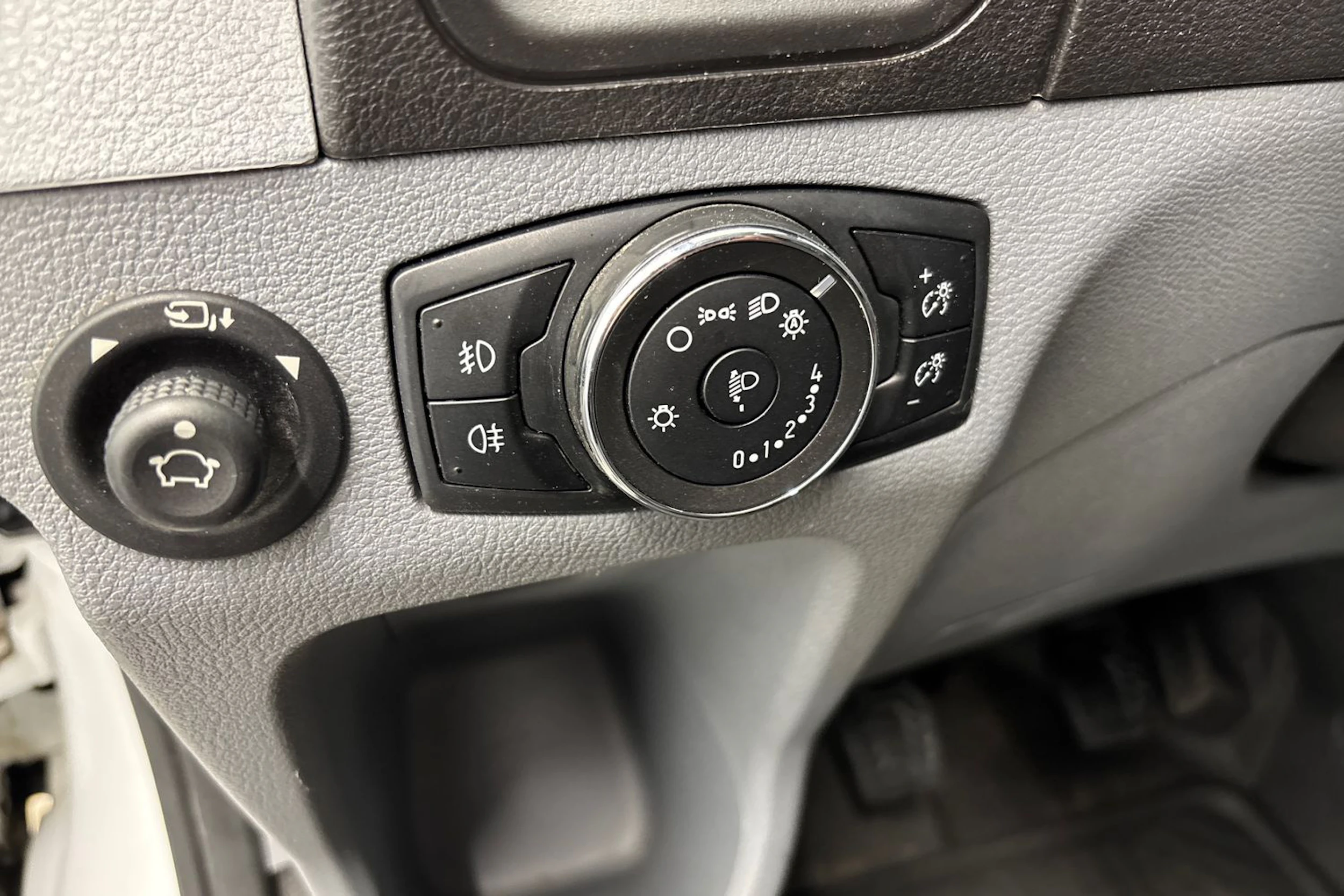 valkoinen Ford Transit 2018 kuva 29.