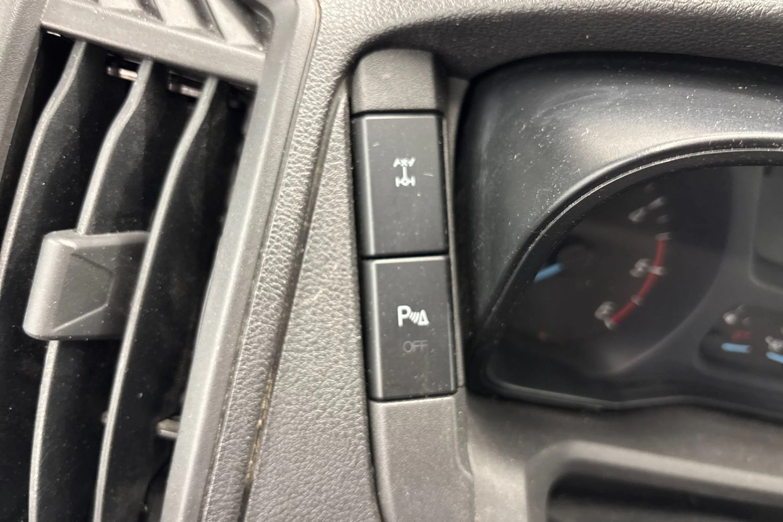valkoinen Ford Transit 2018 kuva 34.