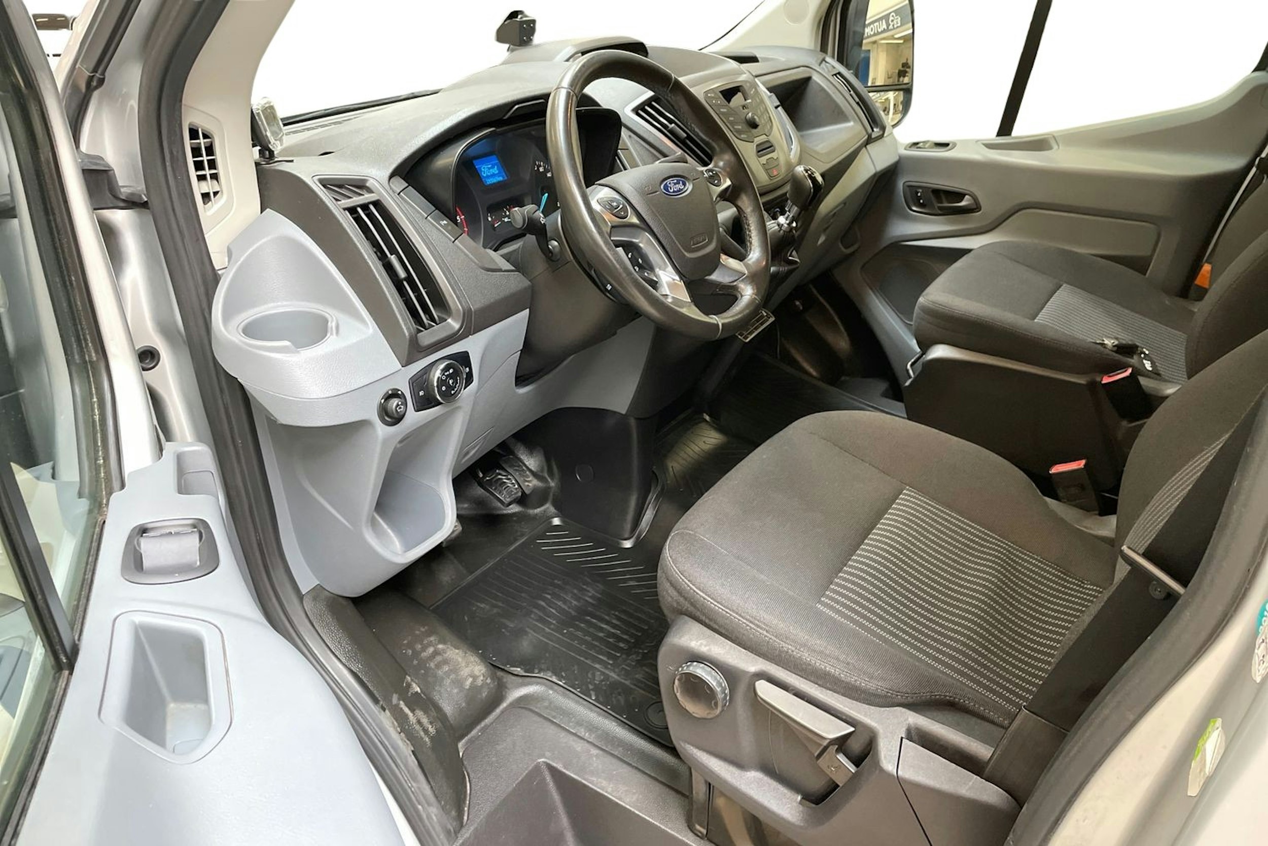 harmaa Ford Transit 2018 kuva 7.