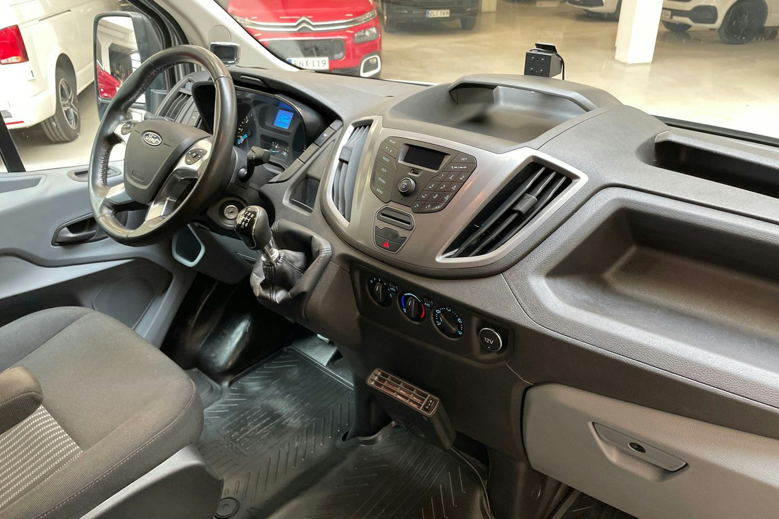 harmaa Ford Transit 2018 kuva 13.