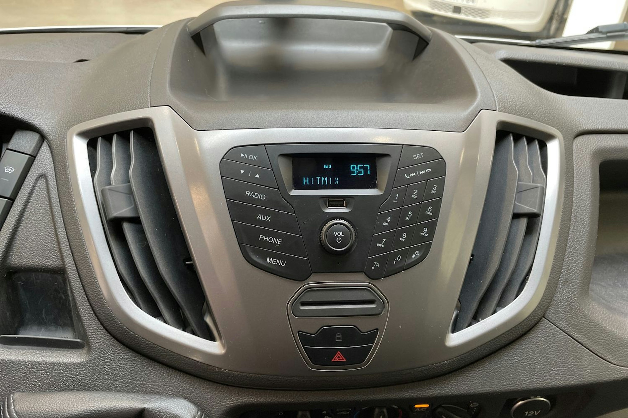 harmaa Ford Transit 2018 kuva 32.