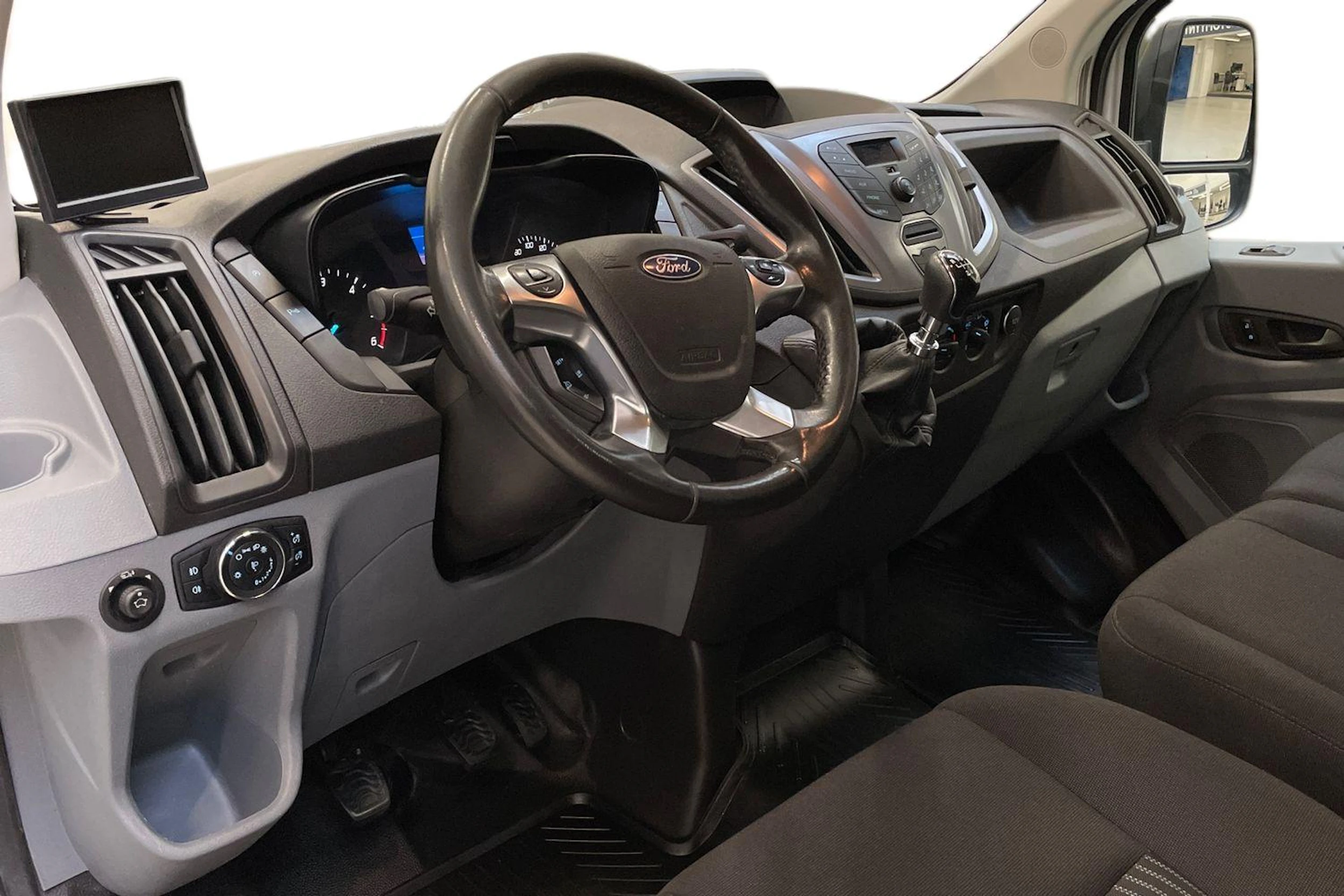 valkoinen Ford Transit 2018 kuva 8.