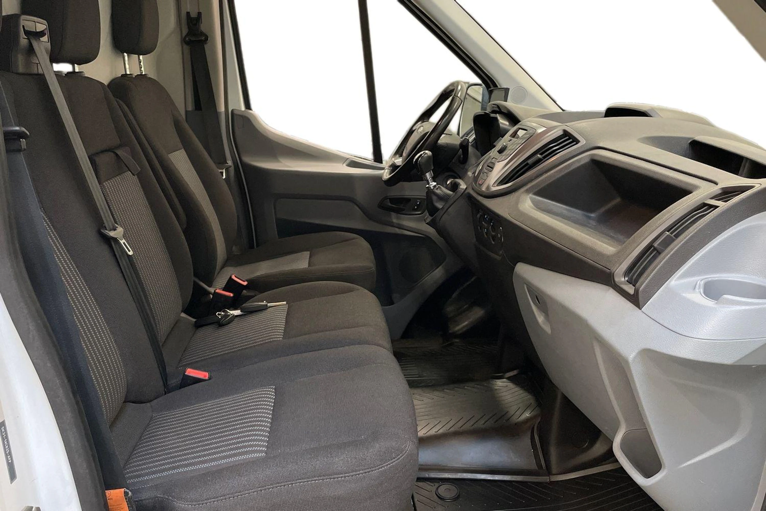 valkoinen Ford Transit 2018 kuva 11.