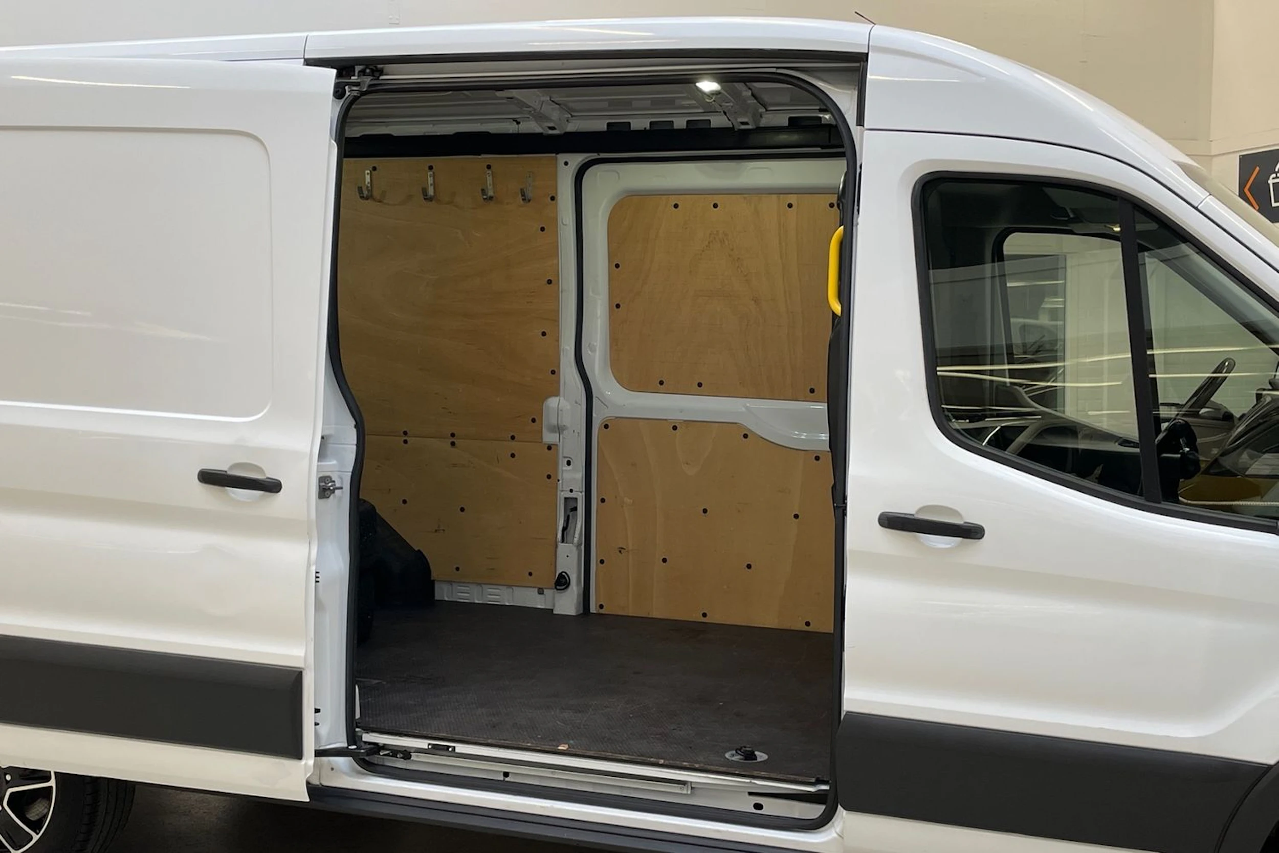 valkoinen Ford Transit 2018 kuva 13.