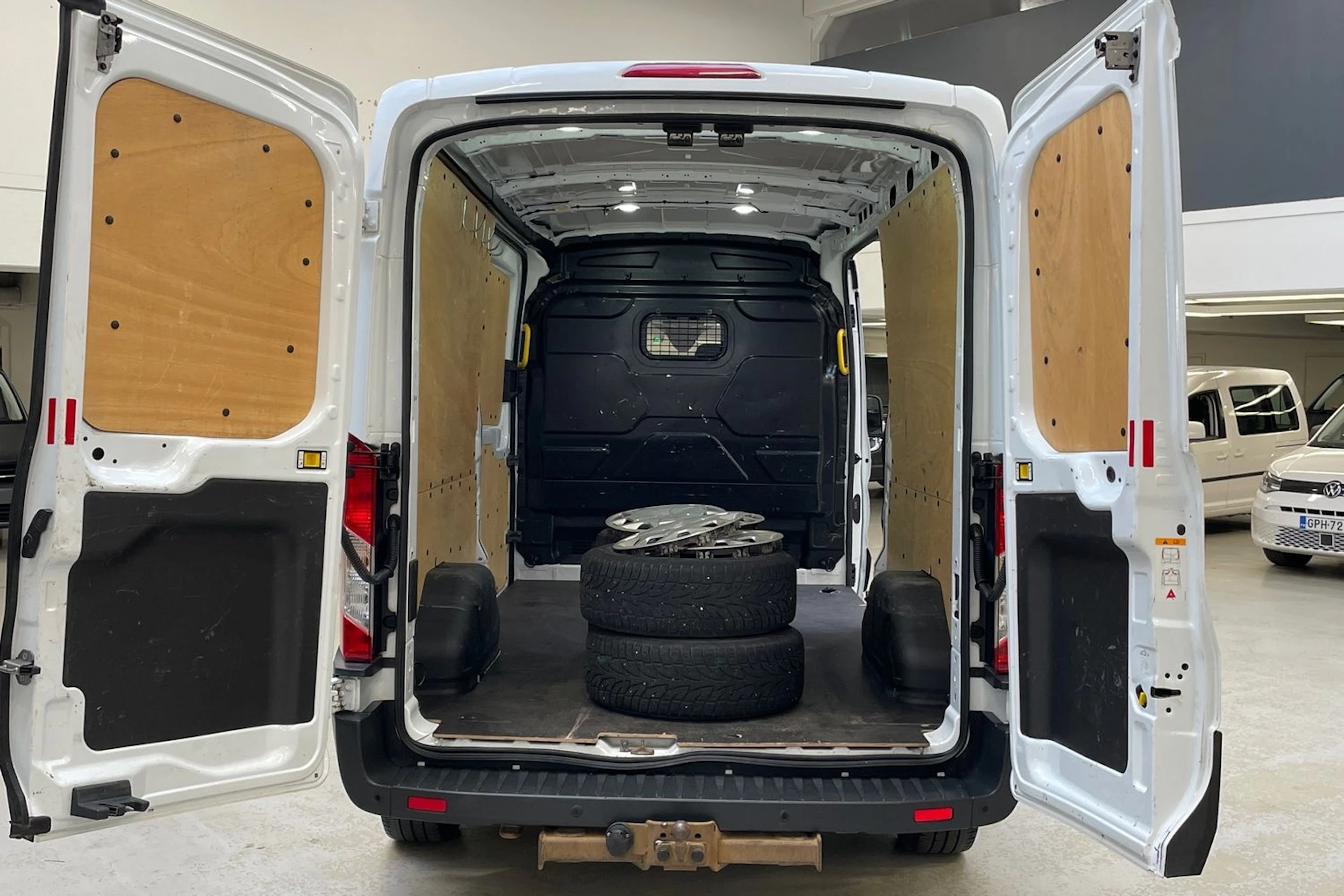 valkoinen Ford Transit 2018 kuva 15.