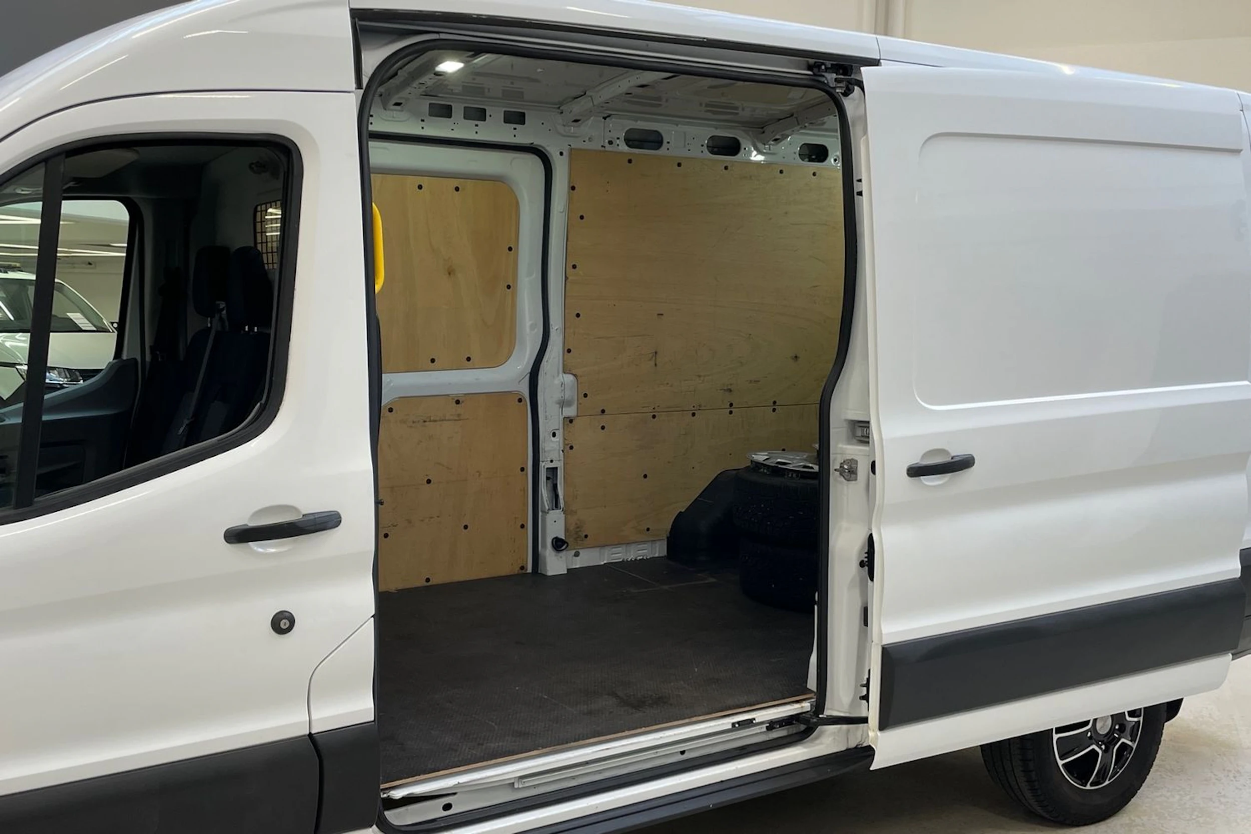 valkoinen Ford Transit 2018 kuva 17.