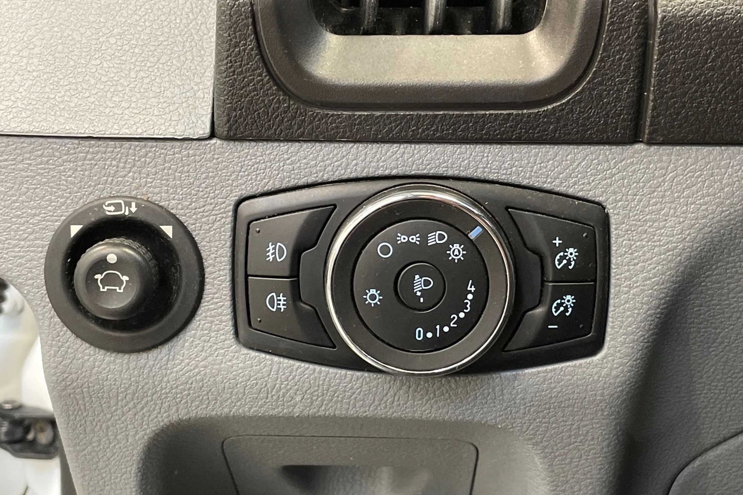 valkoinen Ford Transit 2018 kuva 18.