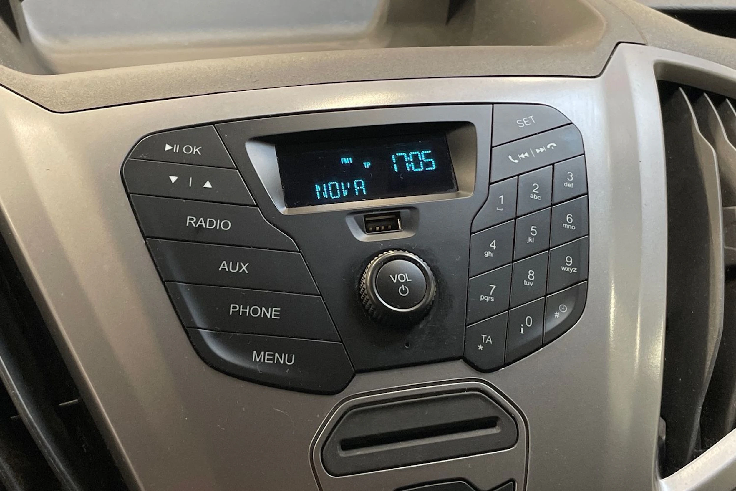valkoinen Ford Transit 2018 kuva 21.