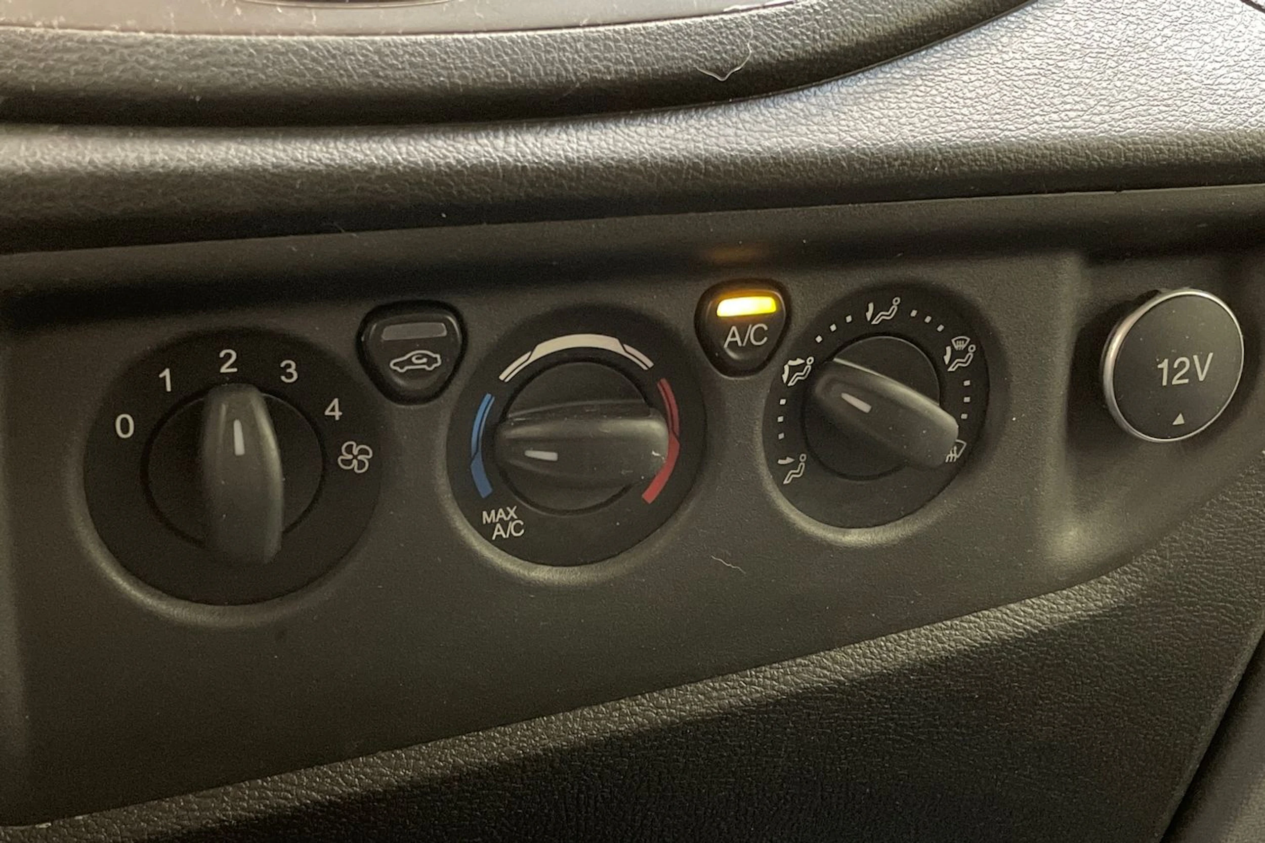 valkoinen Ford Transit 2018 kuva 22.