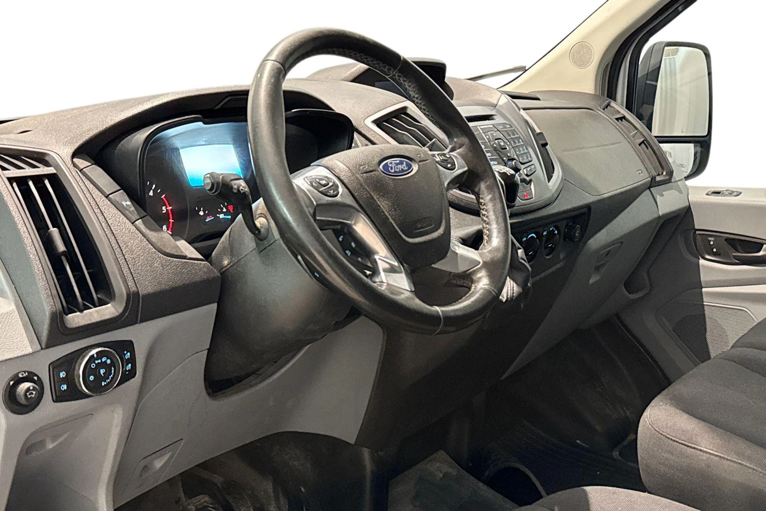 valkoinen Ford Transit 2018 kuva 8.