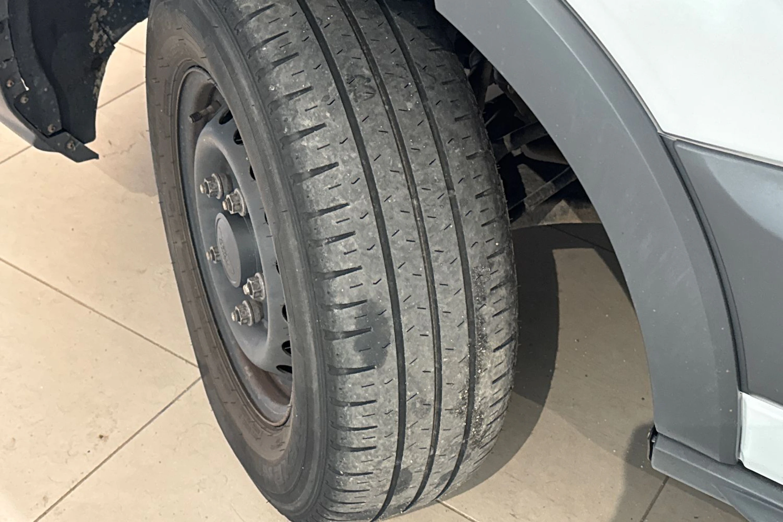 valkoinen Ford Transit 2018 kuva 12.
