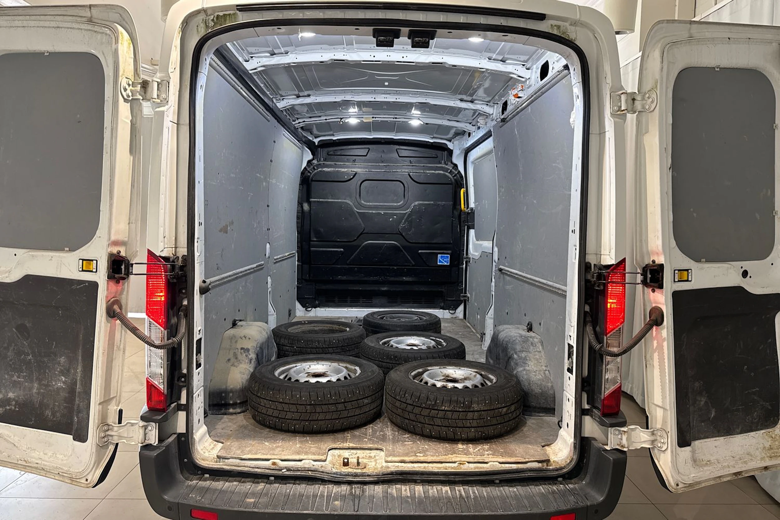 valkoinen Ford Transit 2018 kuva 15.