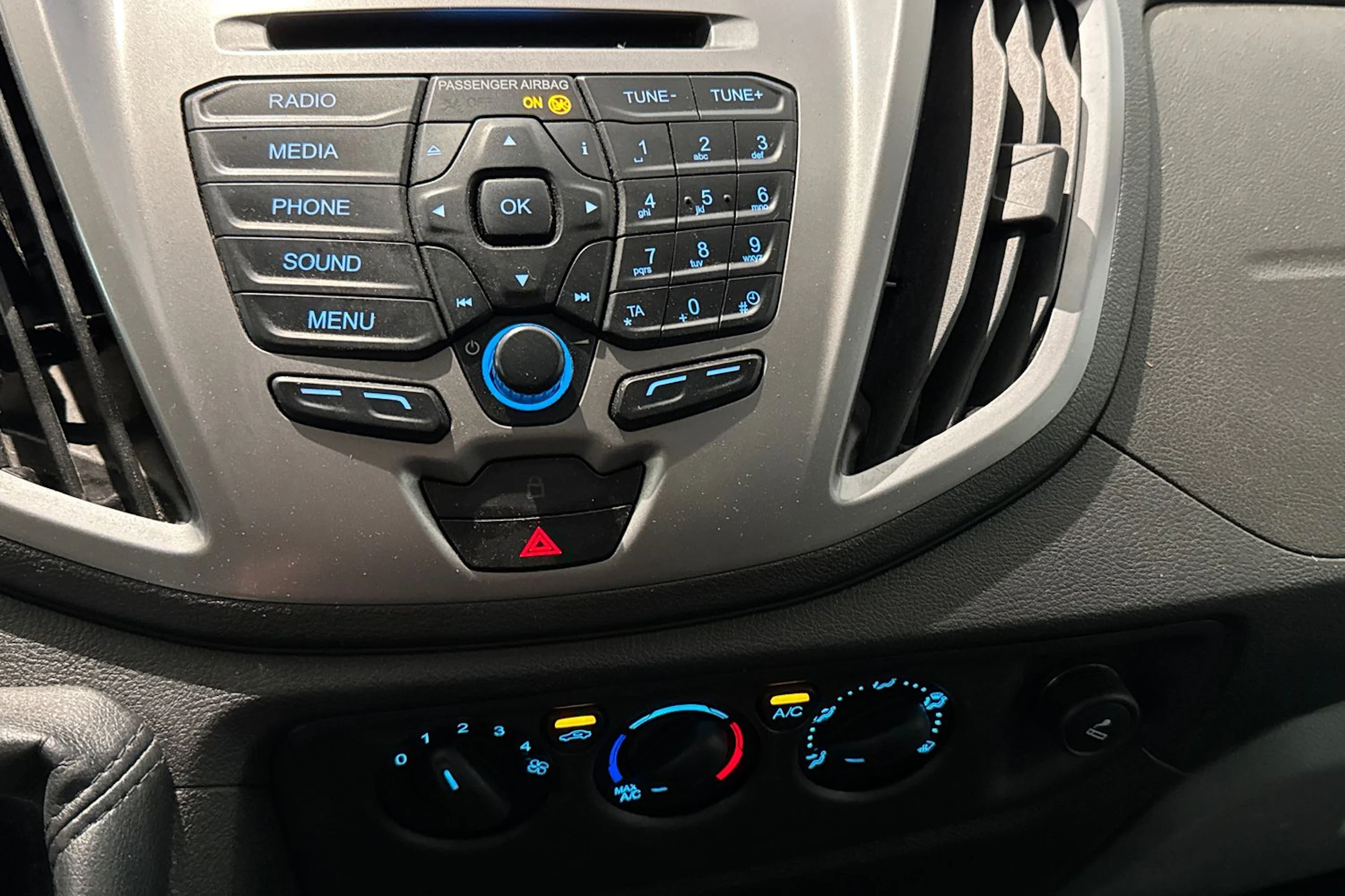 valkoinen Ford Transit 2018 kuva 22.