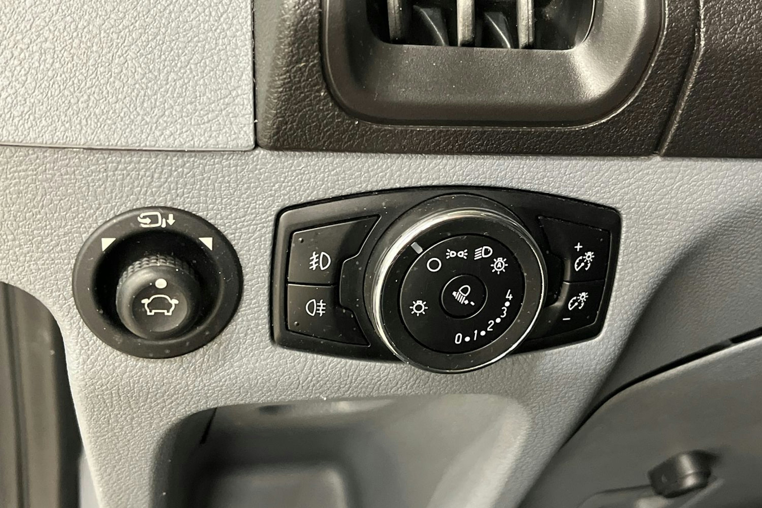 musta Ford Transit 2018 kuva 14.