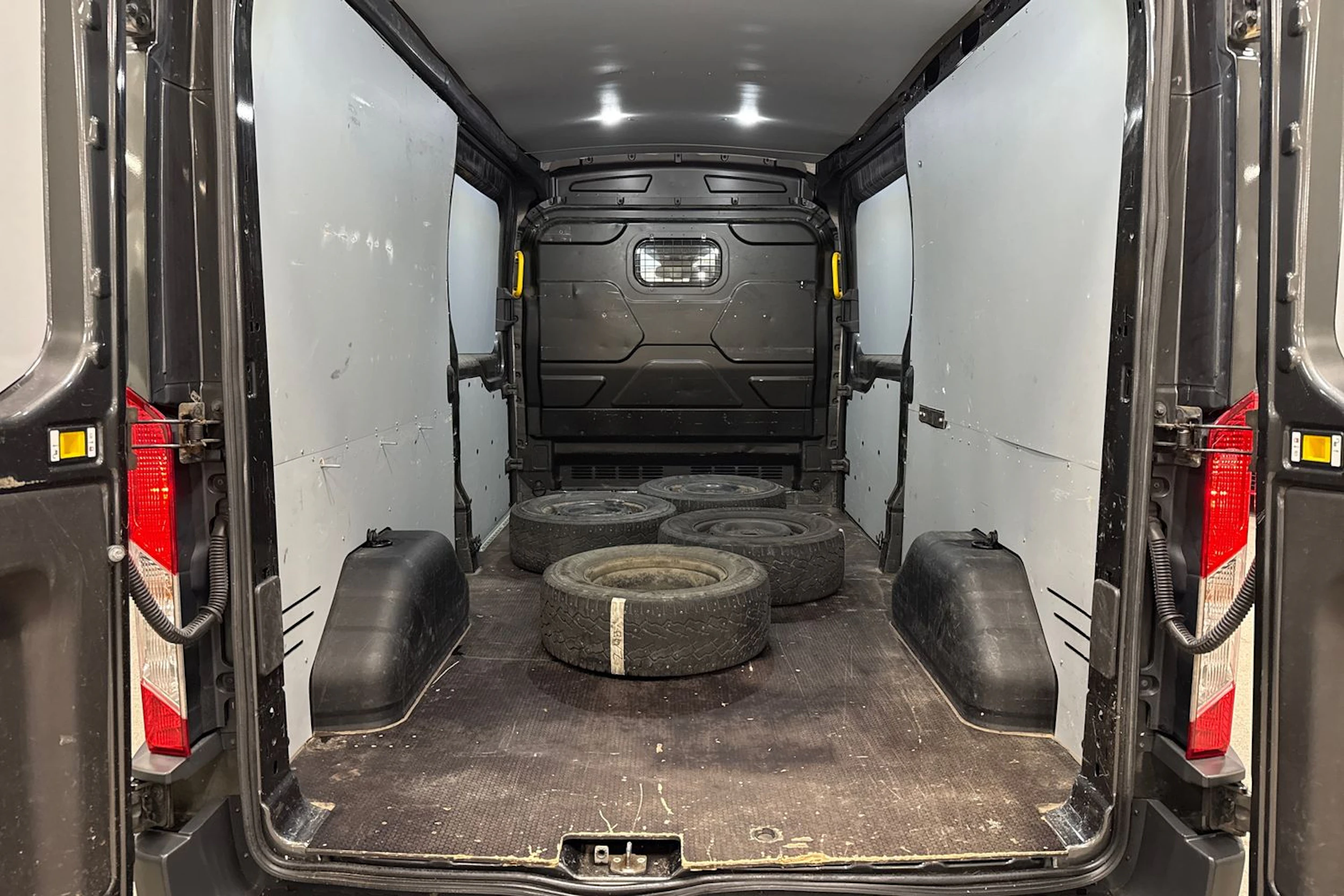 Harmaa Ford TRANSIT 2018 kuva 16.