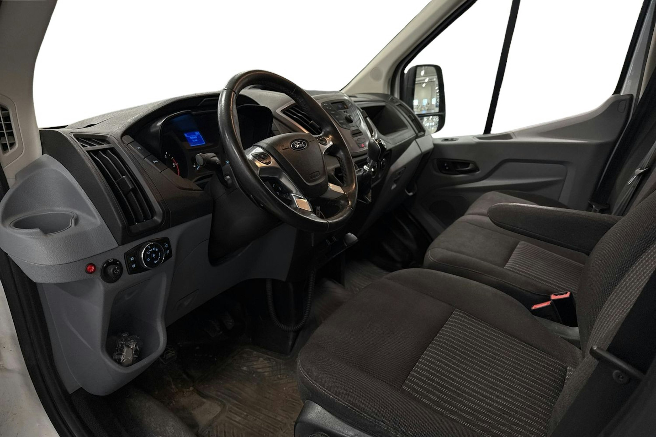 valkoinen Ford Transit 2019 kuva 6.